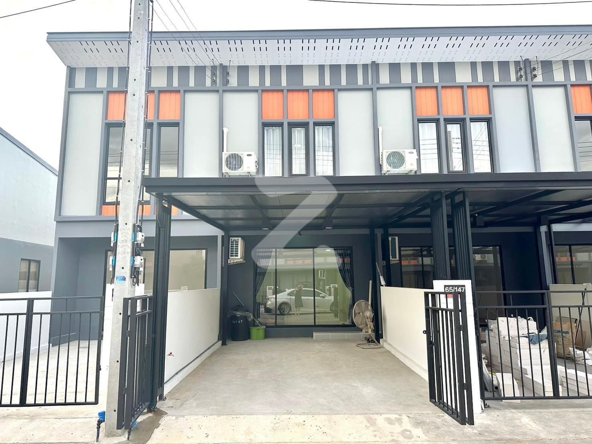 เจ้าของบ้านโพสเองค่ะ เฟอร์ครบ เครื่องใช้ไฟฟ้าครบ มาแต่ตัว มีบ้านให้เช่า บ้านใหม่ป้ายแดง อยู่คนแรก หมู่บ้านเมเปิ้ล คลอง6 : เจ้าของให้เช่าเอง (งดรับนายหน้า)