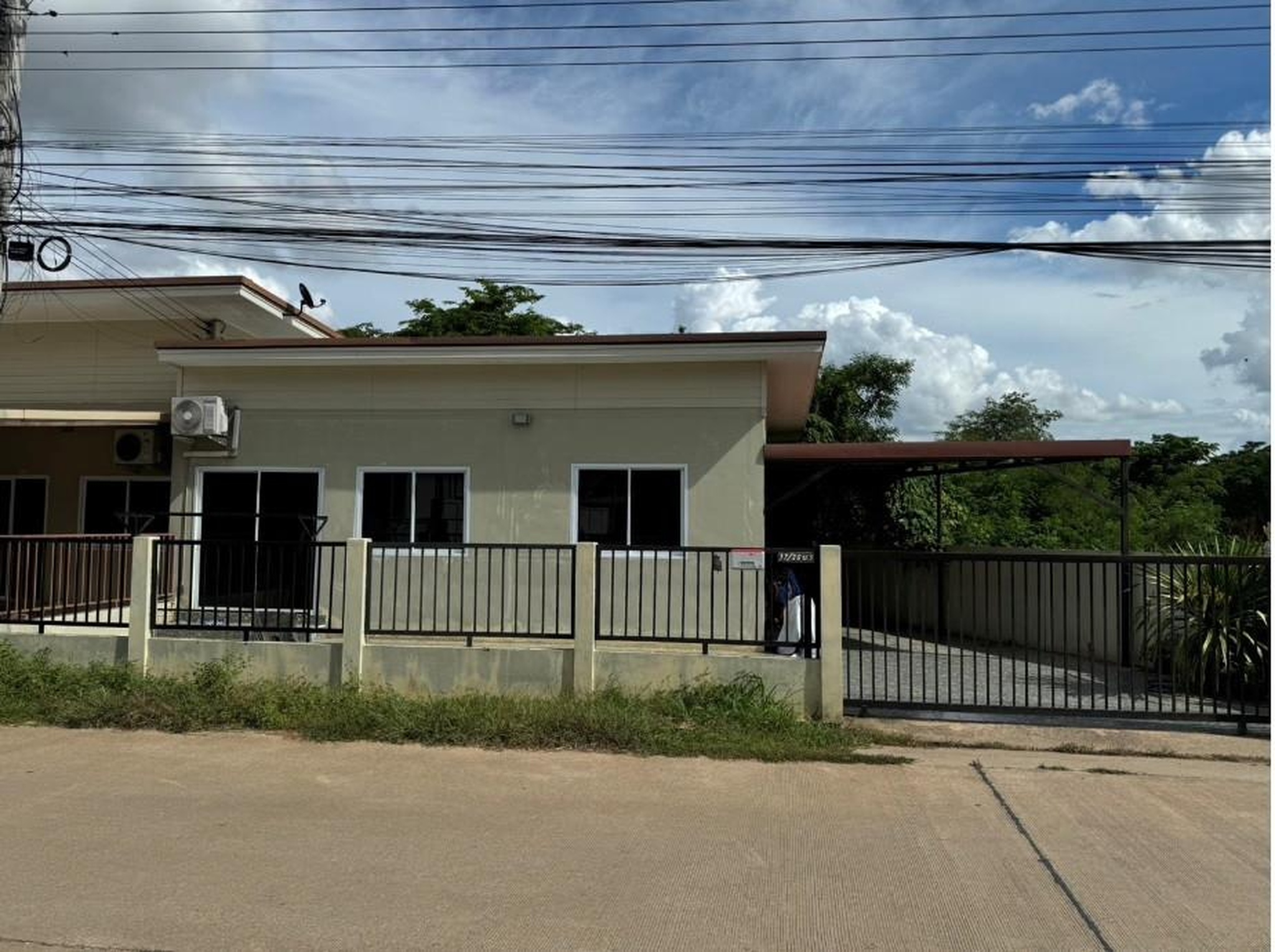 ทรัพย์สถาบันโดย GHB ทาวน์เฮาส์ ซอยวัดพลายชุมพล ถนนสิงหวัฒน์ (ทล.12)