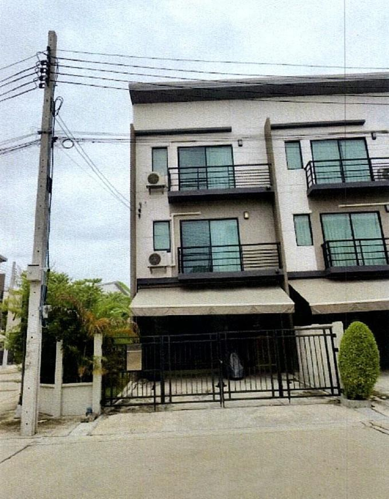 ทรัพย์สถาบันโดย GHB ทาวน์เฮาส์ บ้านกลางเมืองศรีนครินทร์-อ่อนนุช