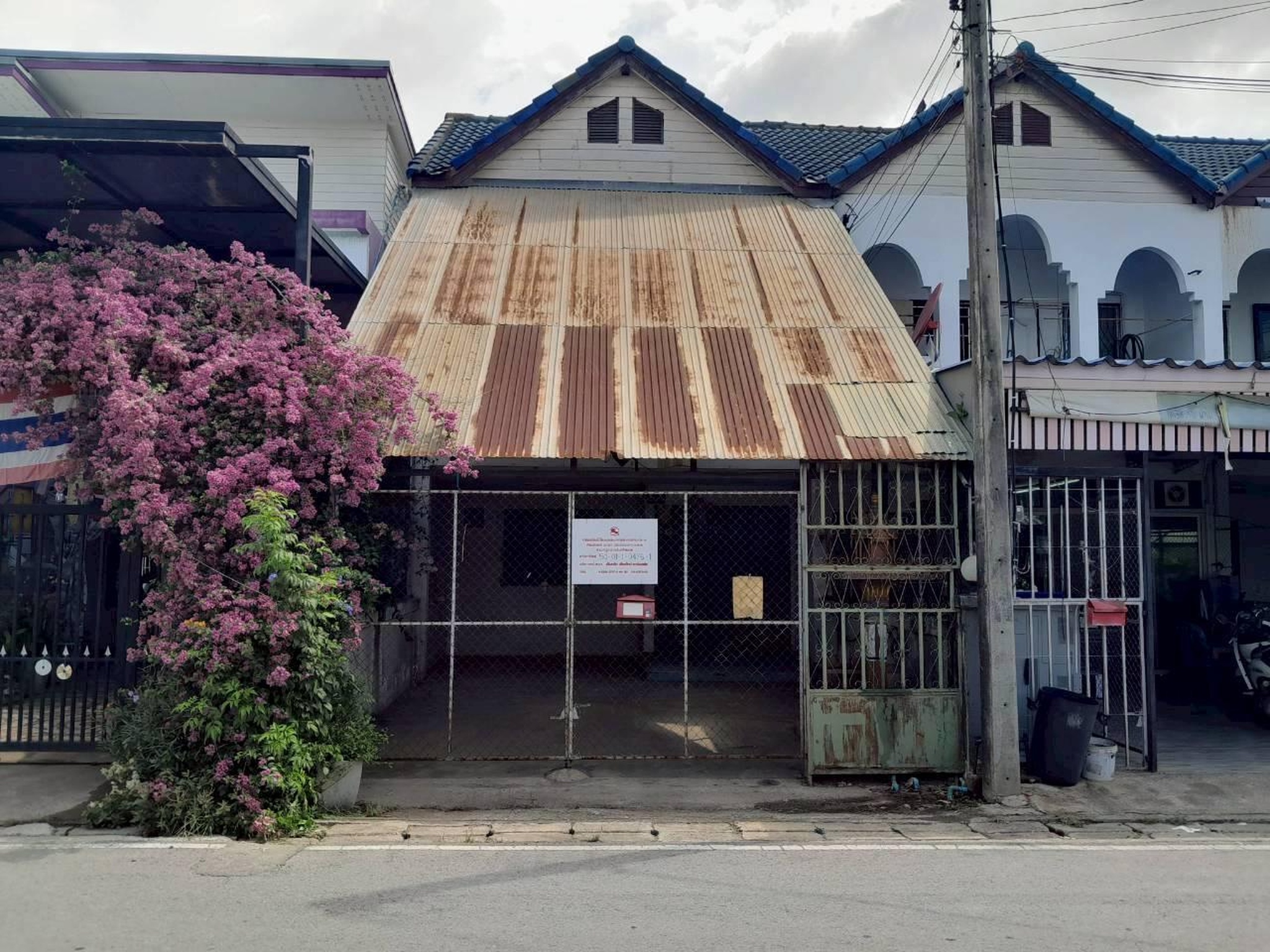 ทรัพย์สถาบันโดย GHB ทาวน์เฮาส์ ซอยหมู่บ้านร้องเรือคำ ถนนเชียงใหม่ - ฮอด(ทล.1