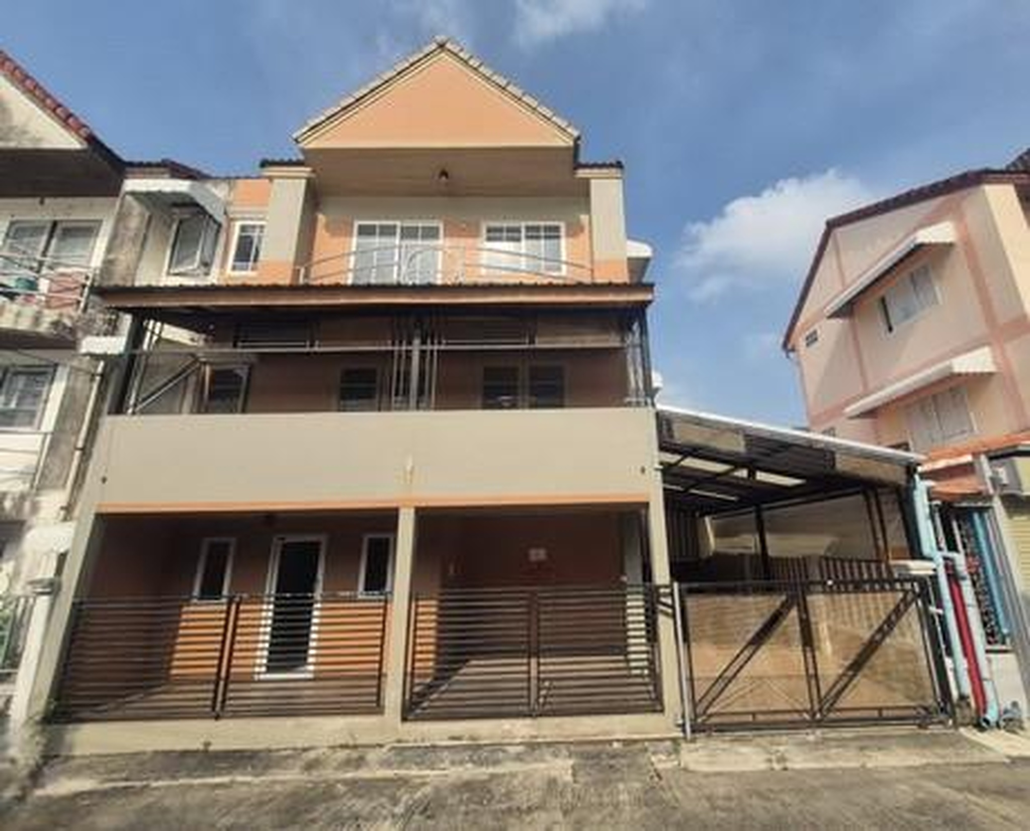 ทรัพย์สถาบันโดย GHB ทาวน์เฮาส์ ซอยบางเลน8 ถนนบางกรวย-ไทรน้อย