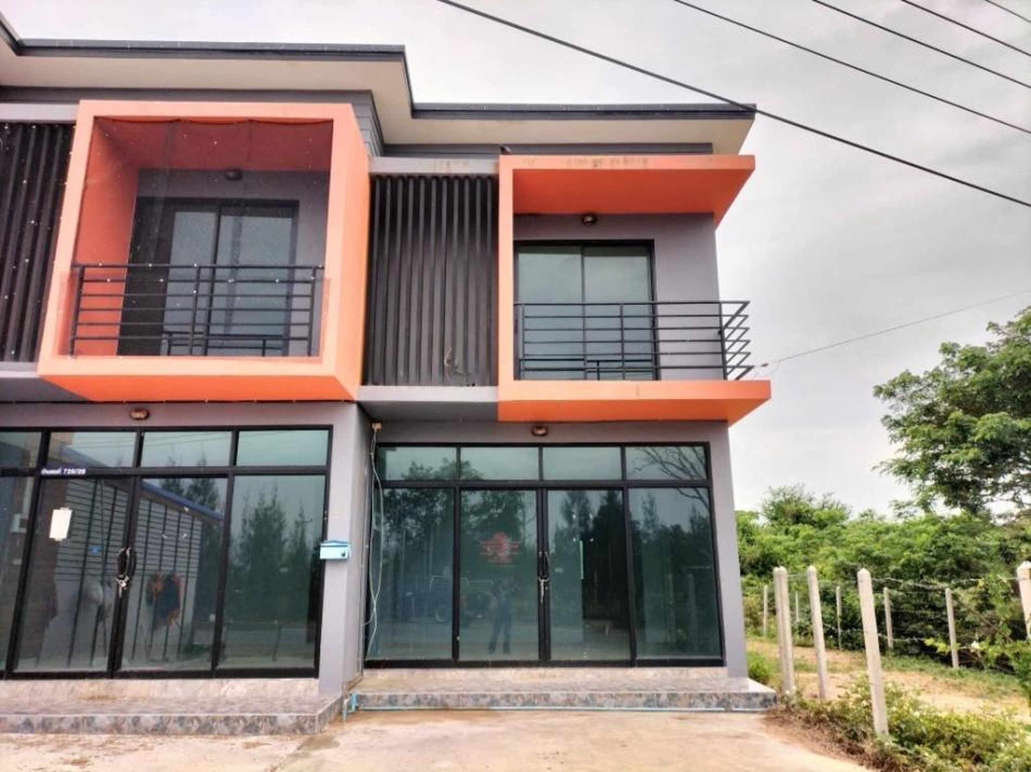 ทรัพย์สถาบันโดย GHB ตึกแถว-อาคารพาณิชย์ ซอยแยกเข้าซอยต้นมะสังข์ ถนนติดถนนเลี่ยงเมืองชะอ