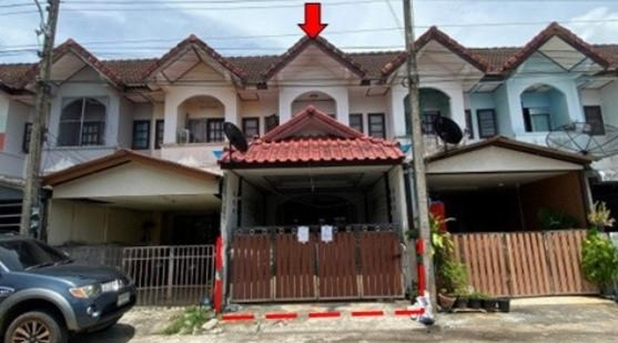 ทรัพย์สถาบันโดย GHB ทาวน์เฮาส์ ในสวน