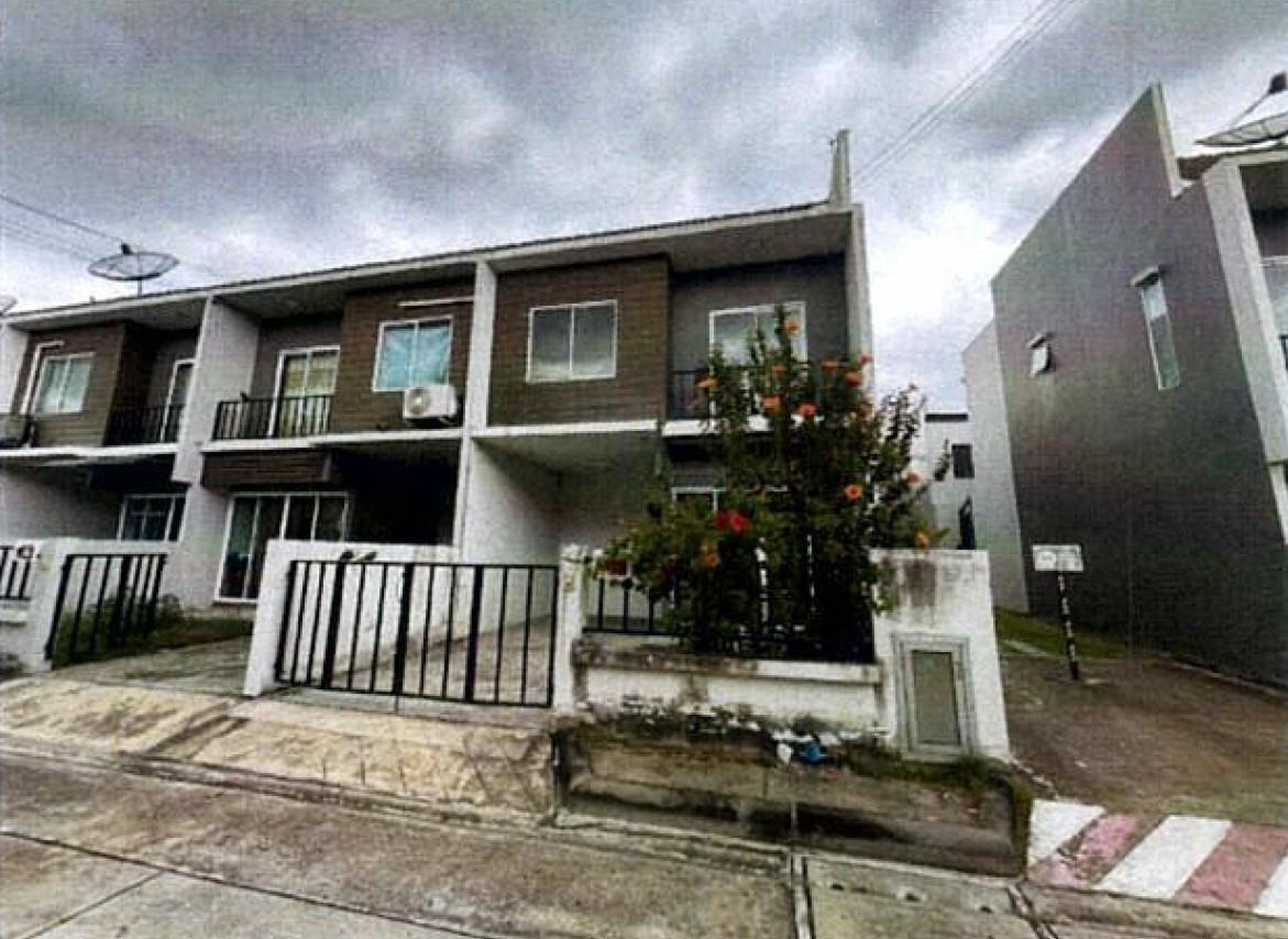 ทรัพย์สถาบันโดย GHB ทาวน์เฮาส์ เดอะคัลเลอร์สพรีเมี่ยมเฟส 7