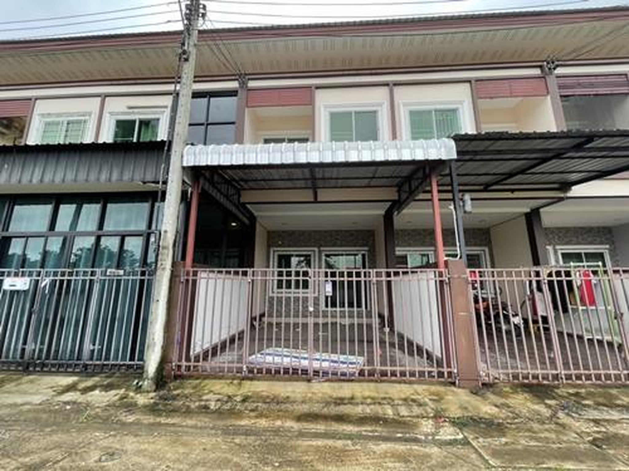 ทรัพย์สถาบันโดย GHB ทาวน์เฮาส์ ซอยประชาธิปไตย ถนนแม่สอด - แม่ระมาด