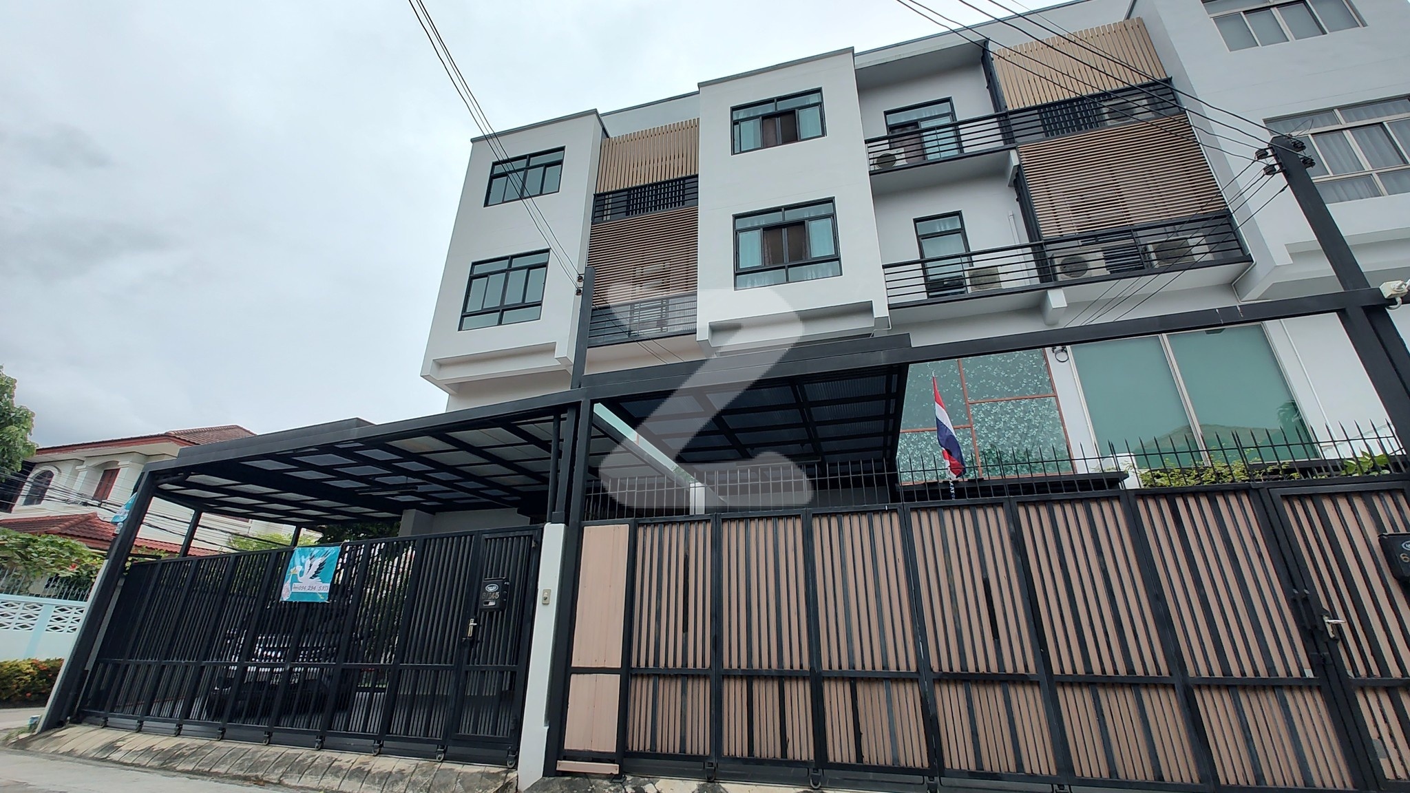 Luxry TownHome ขนาดใหญ่ เจ้าของขายเอง หลังมุมมีเนื้อที่กว้าง หน้าบ้านกว้าง 12 เมตร ตั้งอยู่ที่ ใกล้แยกรัชดาลาดพร้าว ซอย 25 แยก 2                 : เจ้าของขายเอง (งดรับนายหน้า)