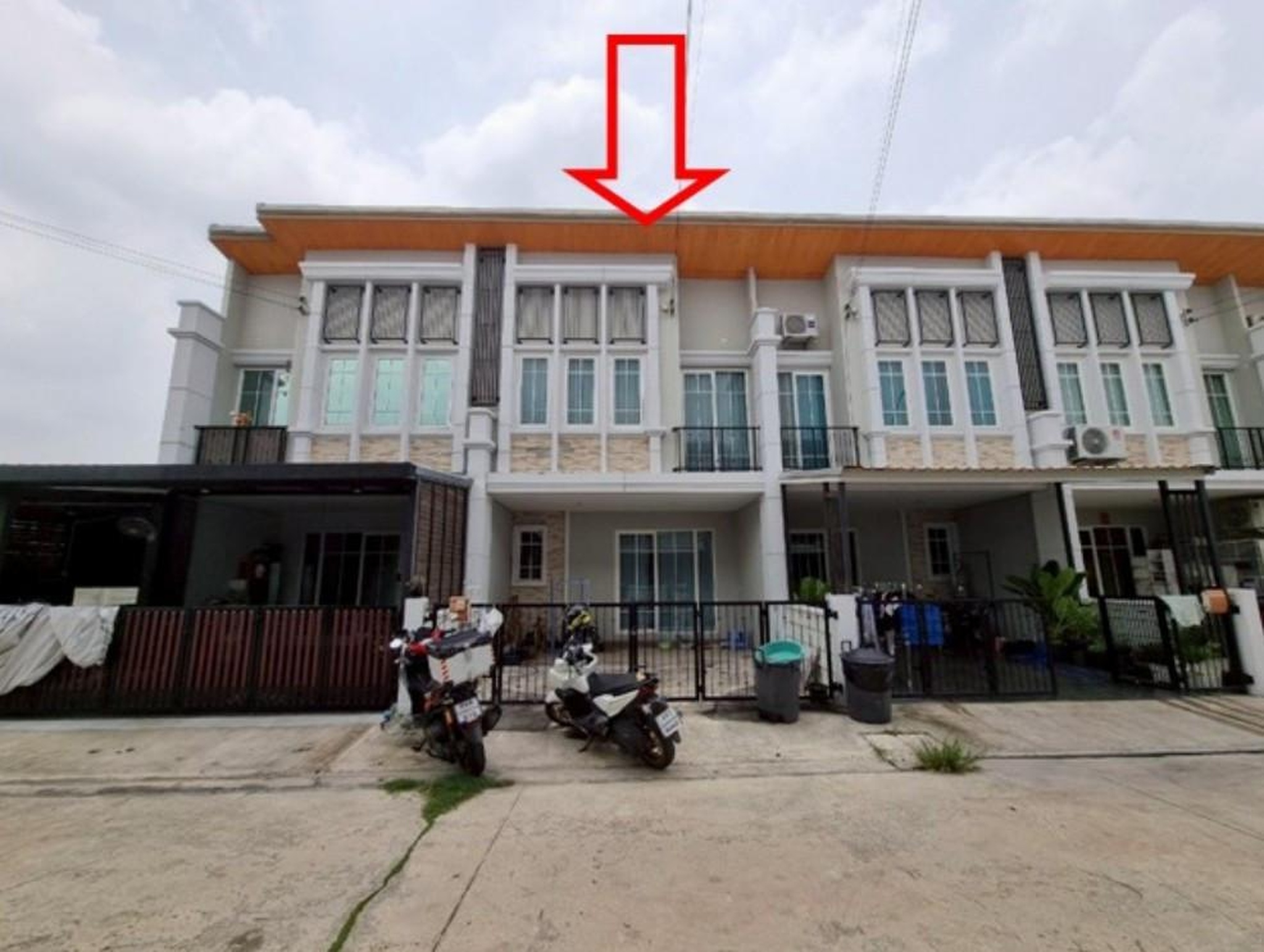 ทรัพย์สถาบันโดย GHB ทาวน์เฮาส์ โกลเด้นทาวน์พหลโยธิน-สะพานใหม่