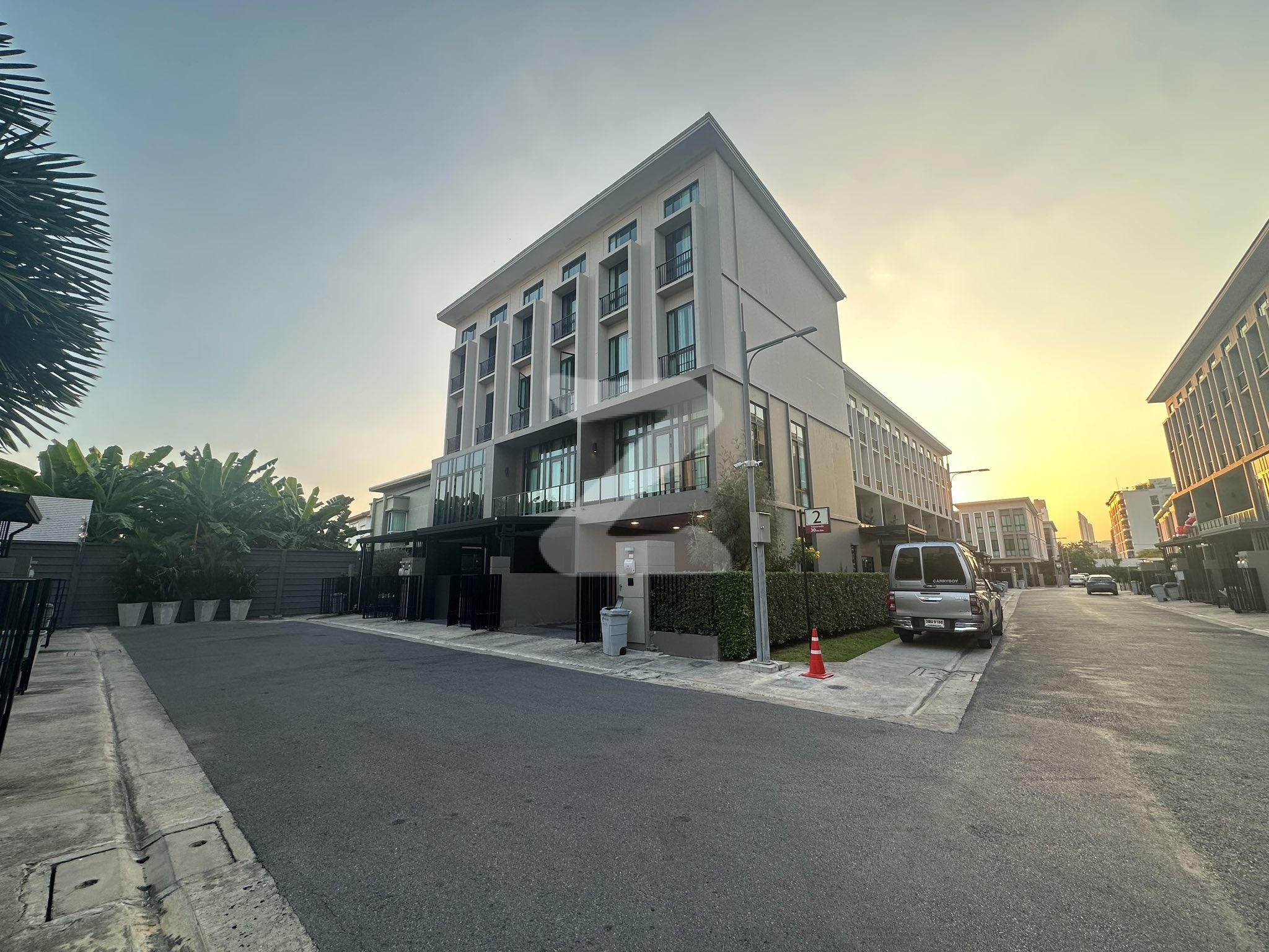 Owner post, ยินดีรับ agents Modern luxury town house 4 ชั้น ใกล้บีทีเอสรัชโยธิน                       : เจ้าของให้เช่าเอง (งดรับนายหน้า)