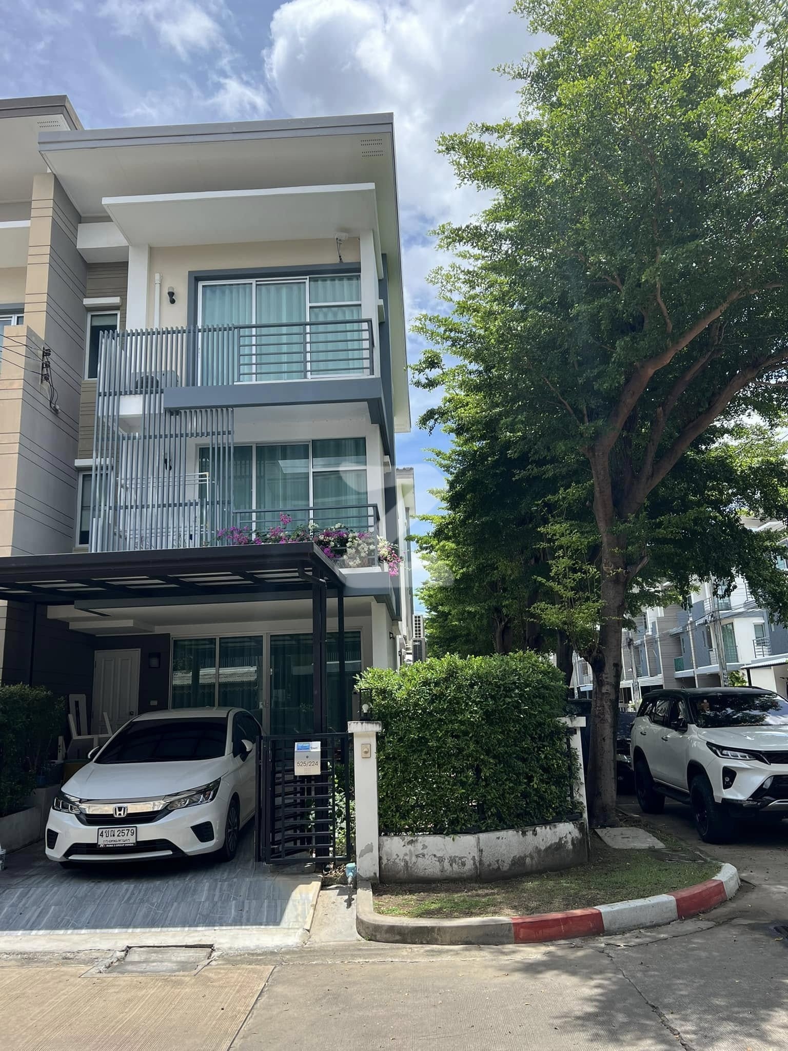 ขายทาวน์โฮม 3 ชั้นหลังมุม 3 นอน 3 น้ำ สภาพใหม่มาก สามารถย้ายมาอยู่ได้เลย โดยไม่ต้องทำอะไรเพิ่ม  : เจ้าของขายเอง (งดรับนายหน้า)