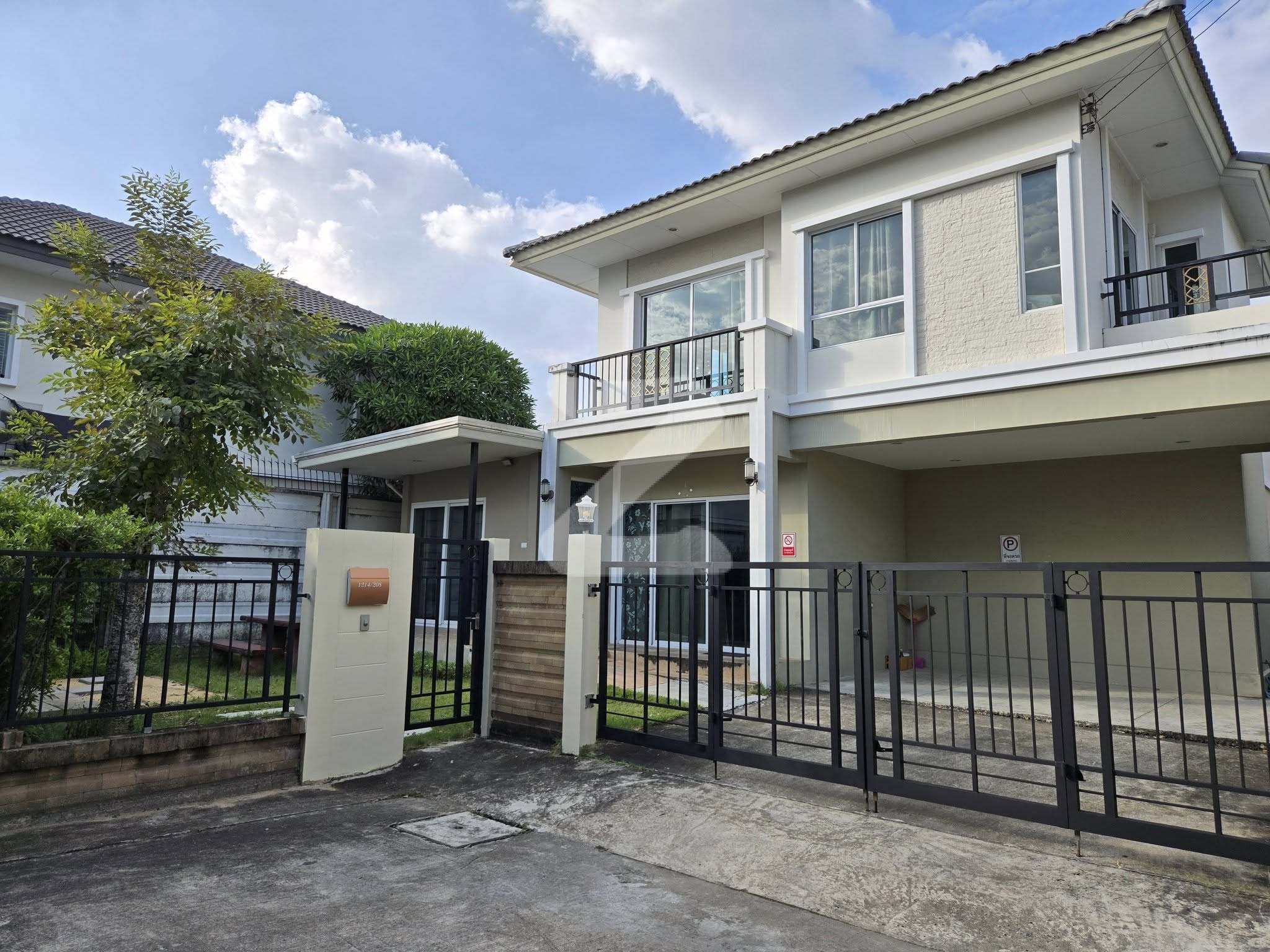 บ้านเดี่ยว 61.5 ตรว. หมู่บ้านภัสสรเพรสทีจ รังสิตคลองสอง(ธัญบุรี)หมู่บ้านติดถนนไม่ต้องเข้าซอย ใกล้ๆ โรงเรียนนานาชาติโชคชัย บ้านสวย  : เจ้าของขายเอง (งดรับนายหน้า)