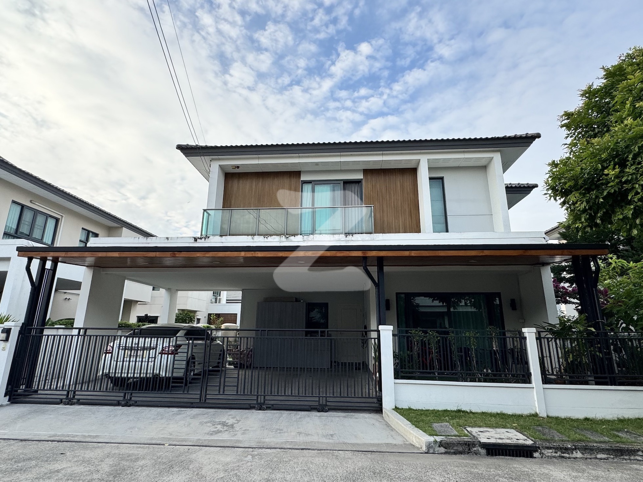 เจ้าของขายเอง บ้านเดี่ยวโครงการเซนโทรวงแหวน-จตุโชติ  🏡 4 ห้องนอน 5 ห้องน้ำ 2 ห้องนั่งเล่น 1 ห้องครัว ที่จอดรถ 3 คัน : เจ้าของขายเอง (งดรับนายหน้า)