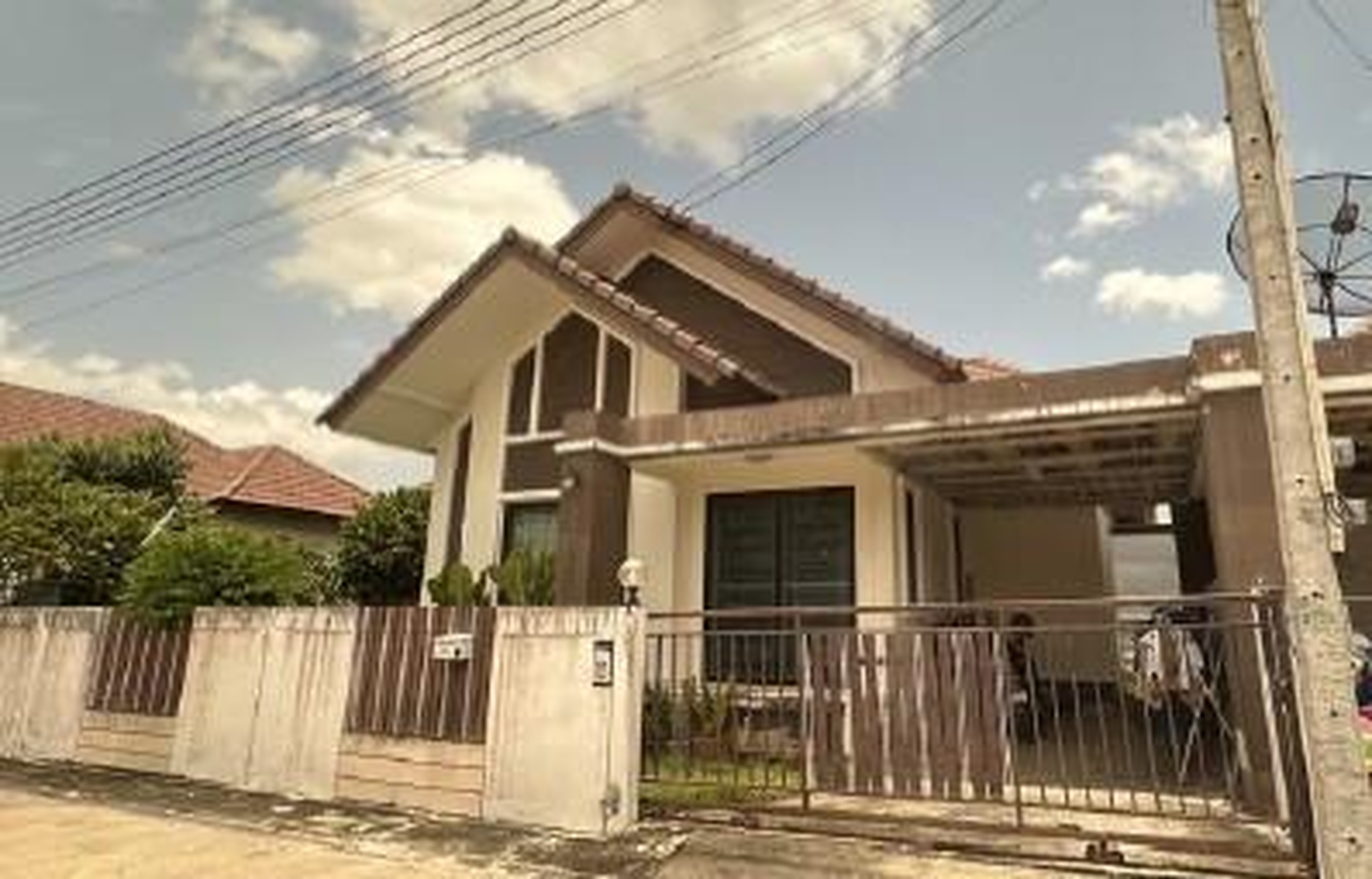 ทรัพย์สถาบันโดย GHB บ้านแฝด แสนมณี 10 พานทอง-หน้าประดู่ (Sanmanee 10 Phanthong-Na Pradu)