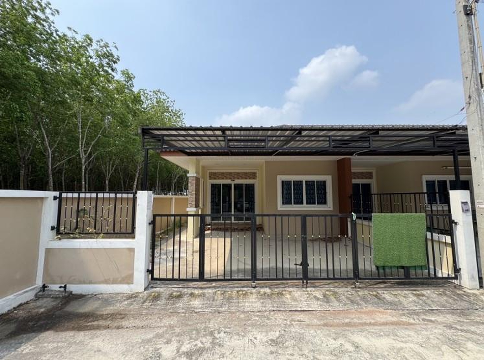 ทรัพย์สถาบันโดย GHB ทาวน์เฮาส์ ถนนปลวกแดง-โรงน้ำตาล