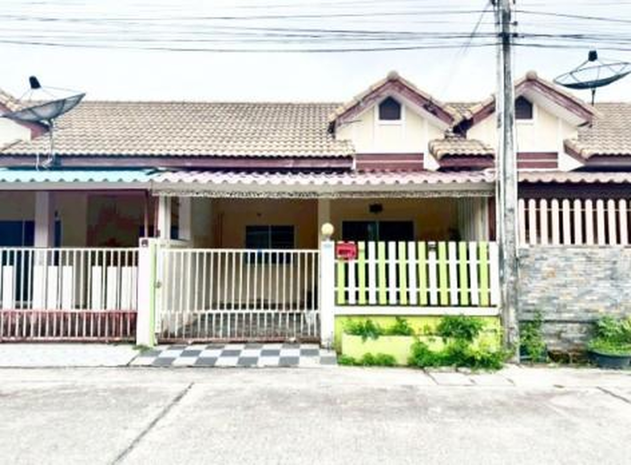 ทรัพย์สถาบันโดย GHB ทาวน์เฮาส์ บ้านร่มเย็น นิคมพัฒนา (Baan Romyen Nikhompattana)