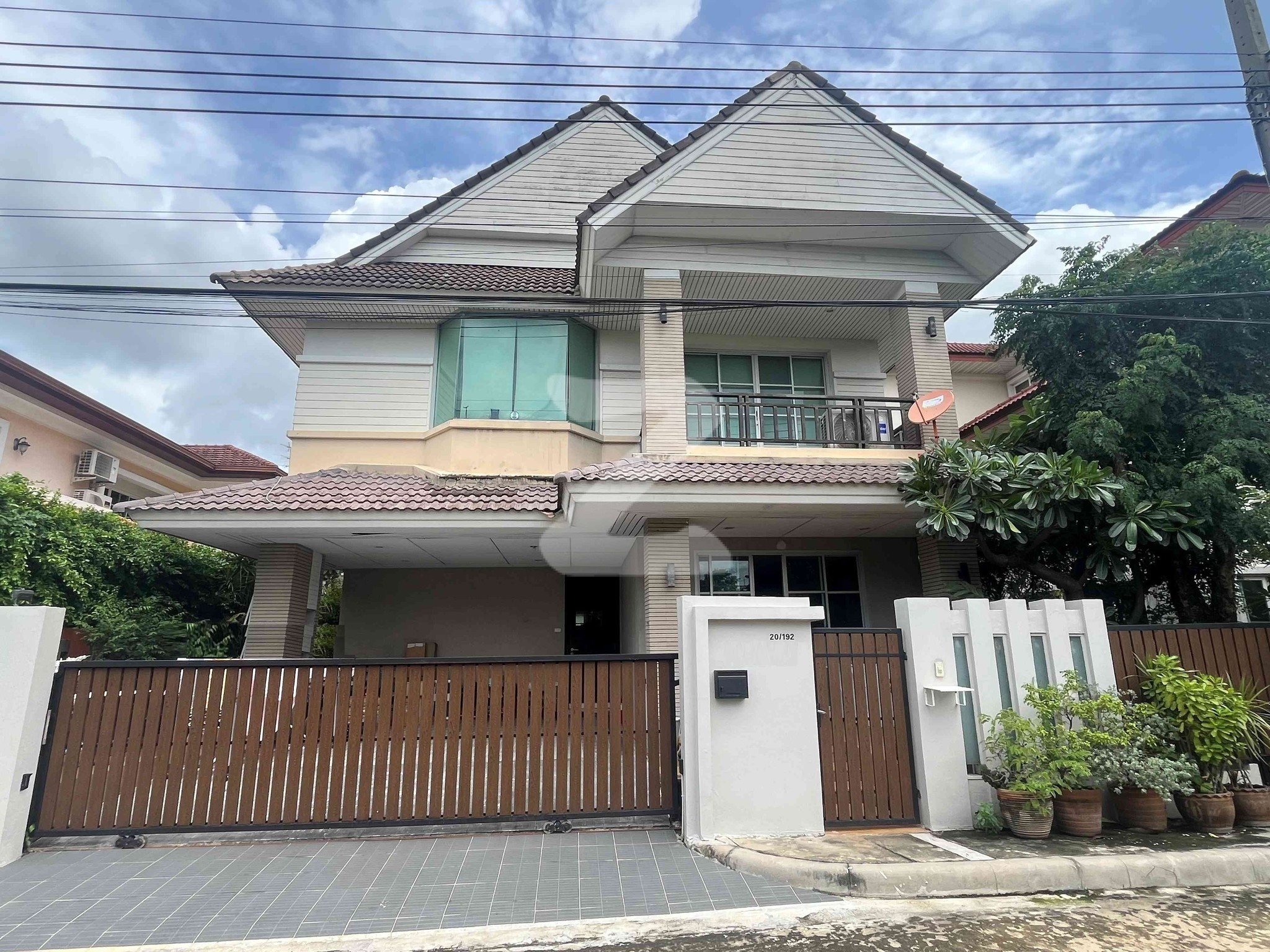 ขายบ้านเดี่ยวหมู่บ้านแกรนด์คาแนลประชาชื่น 4ห้องนอน 4 ห้องน้ำ ย่านประชาชื่น ตรงข้ามประปานครหลวง ใกล้ ม.ธุรกิจบัณฑิตย์  ราคา 10,800,000 บาท  : เจ้าของขายเอง (งดรับนายหน้า)