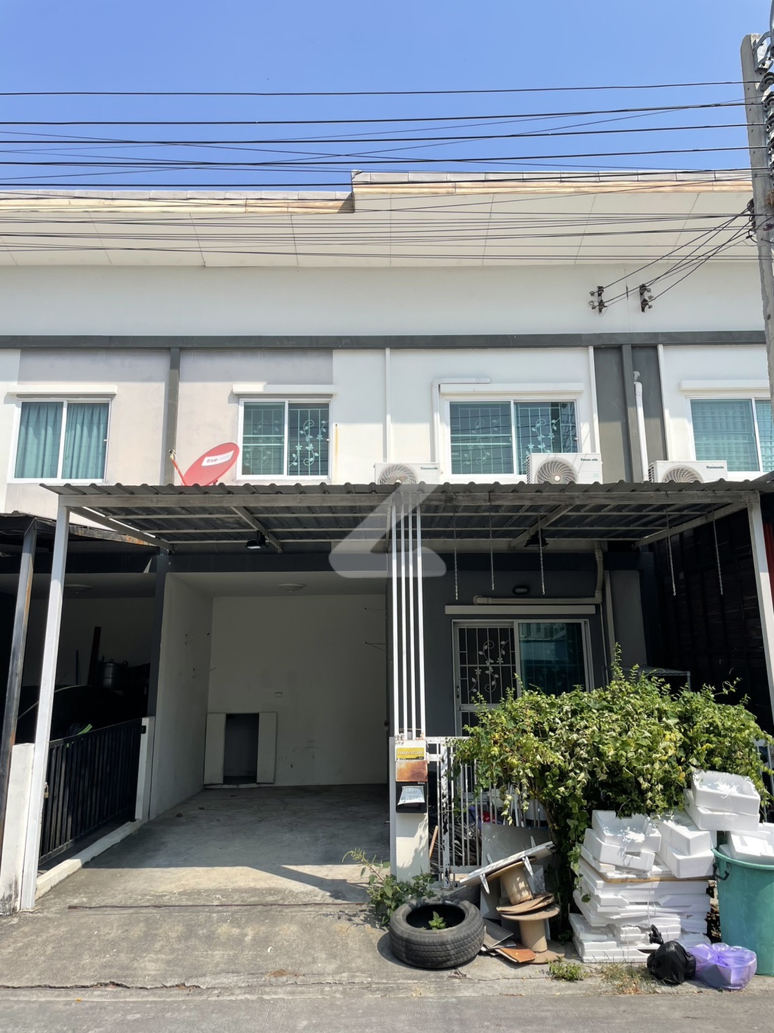 🏡 ขายทาวน์เฮ้าส์ เดินทางจากถนนวัดศรีวารี 1.8 กม. 📍 หมู่บ้าน ไลโอ บริส บางนา-สุวรรณภูมิ บ้านทำเลบางนา-ตราด เดินทางง่าย  : เจ้าของขายเอง (งดรับนายหน้า)