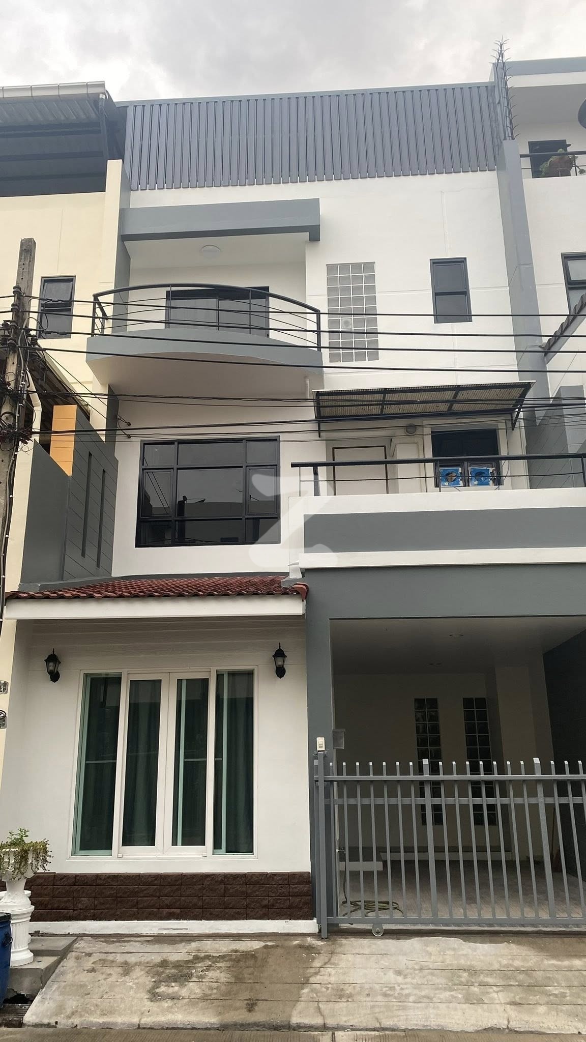(Owner post) ให้เช่า租 Home Office #จดทะเบียนได้ 🧳พร้อมเข้าอยู่ 1 เมษายน 2569 ที่ตั้ง : หมู่บ้านไพร์มเพลส105 ซอยลาซาล77 (บางนา) : เจ้าของให้เช่าเอง (งดรับนายหน้า)