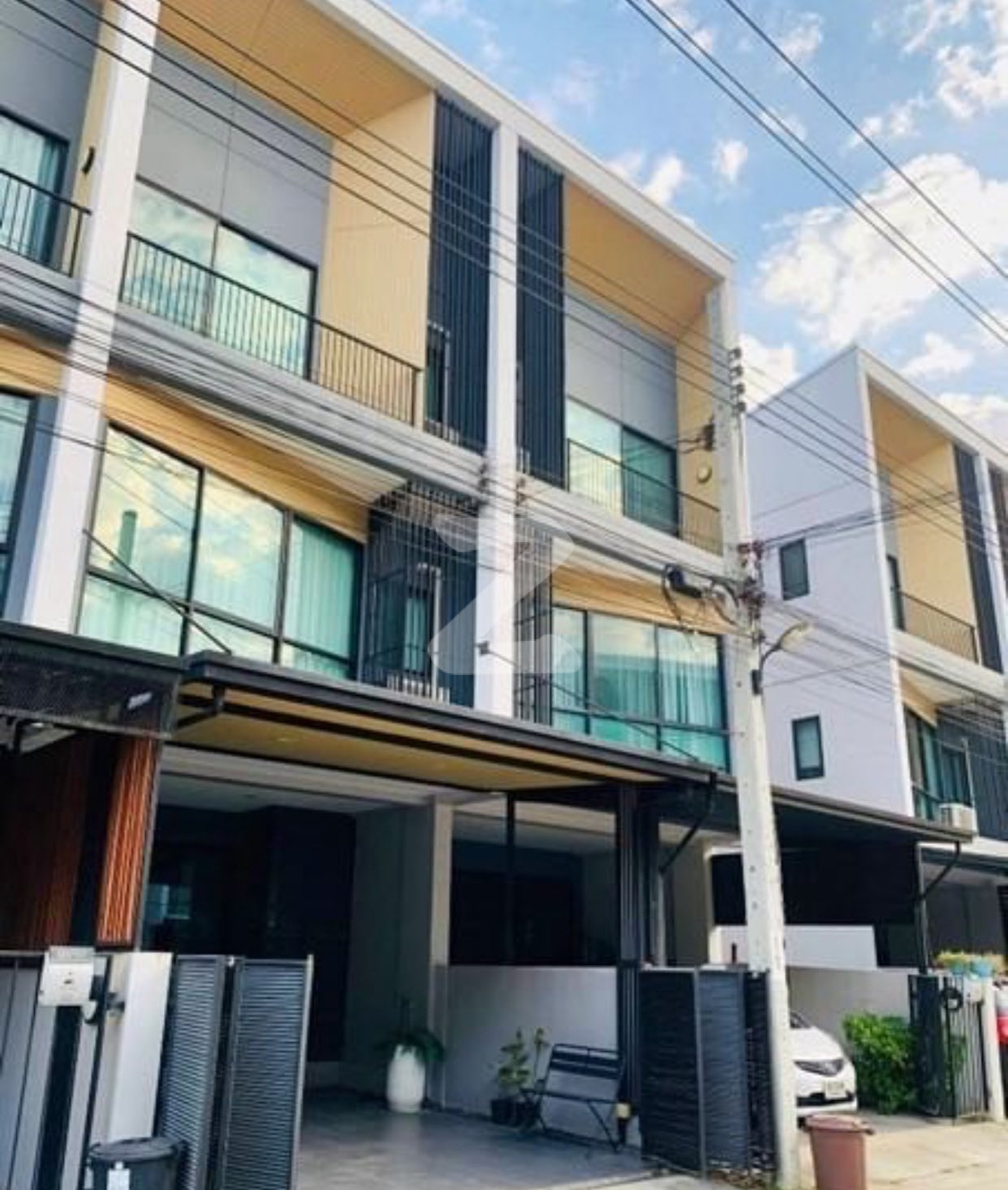 ทาวน์โฮม 3 ชั้น นลิน แกรนด์ อเวนิว วงแหวน-พระราม 9 ใกล้ถนนใหญ่ (Nalin Grand Avenue Wongwaen-Rama 9) : เจ้าของขายเอง (งดรับนายหน้า)