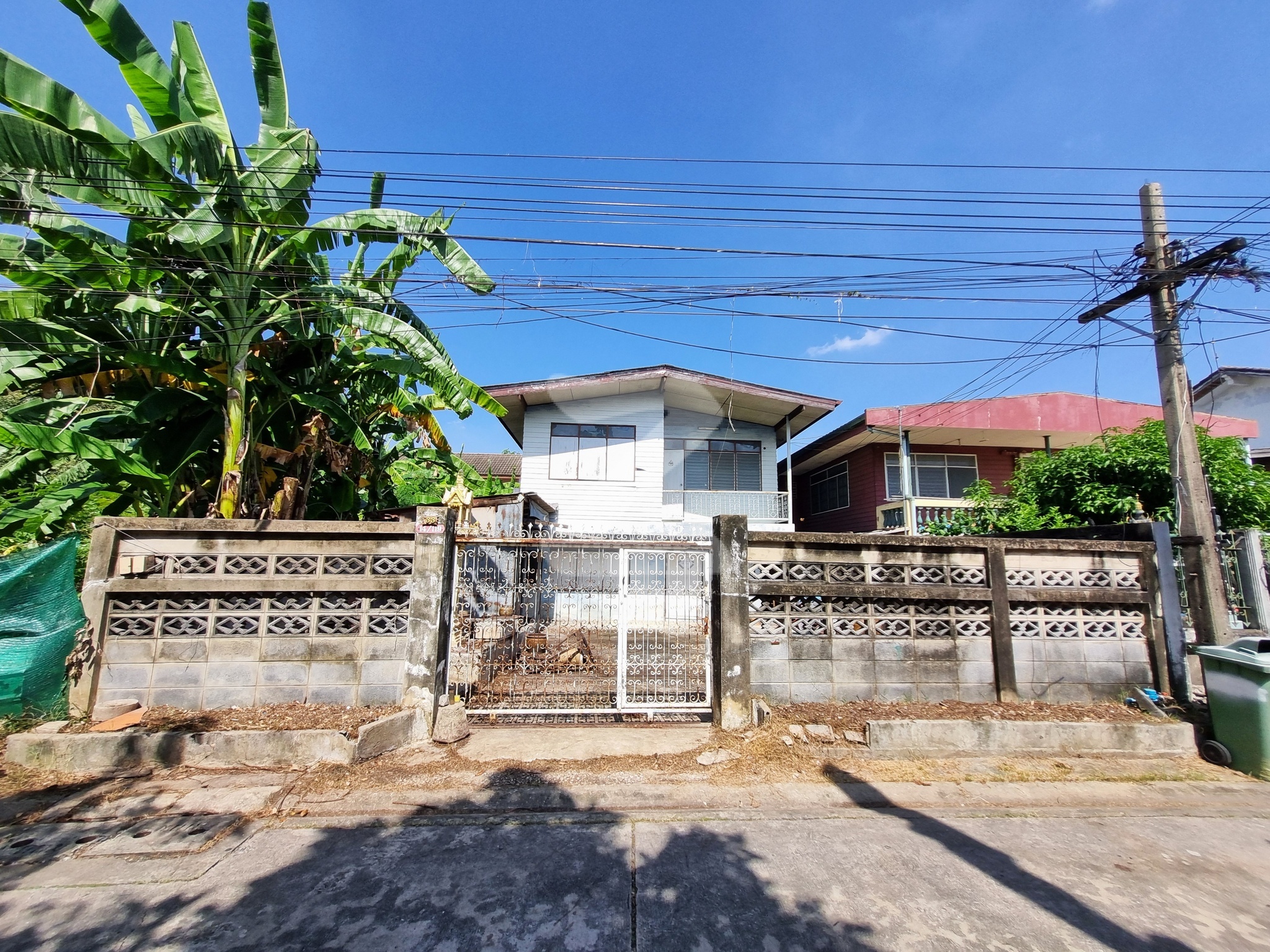 บ้านเดี่ยวทำเลดี ไม่มีคนอยู่ พร้อมรีโนเวทได้ทันที ใกล้ถนนใหญ่เพียง 440 เมตร เหมาะในการรีโนเวท : โดยนายหน้า/ตัวแทน