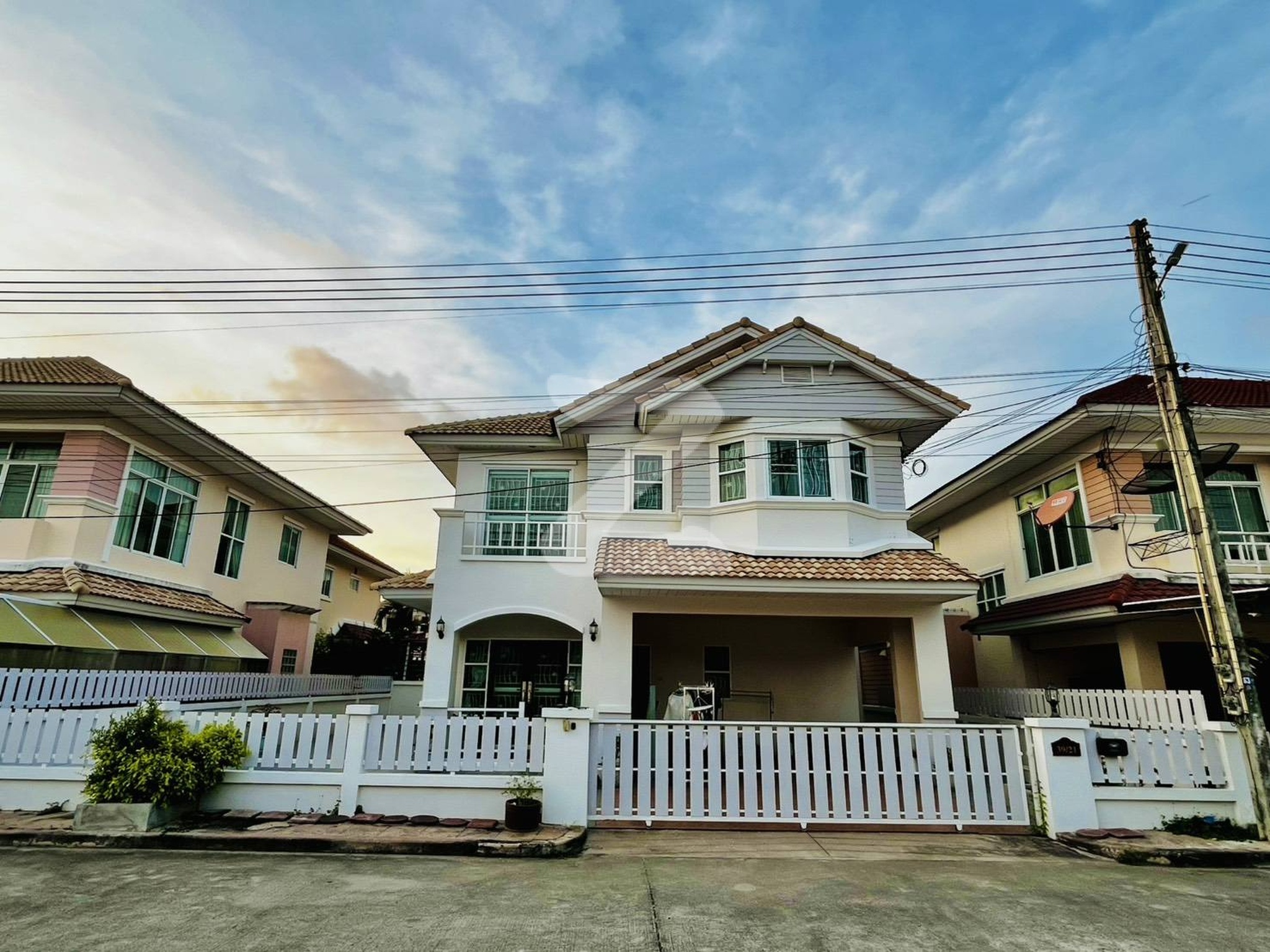 (owner post)  #หมู่บ้านมณีรินทร์บางแสน หมู่บ้านมณีรินทร์บางแสน   ขนาดพื้นที่ 58 ตารางวา มีพื้นที่บริเวณรอบบ้านกว้าง ถนนหน้าบ้านกว้าง : เจ้าของให้เช่าเอง (งดรับนายหน้า)