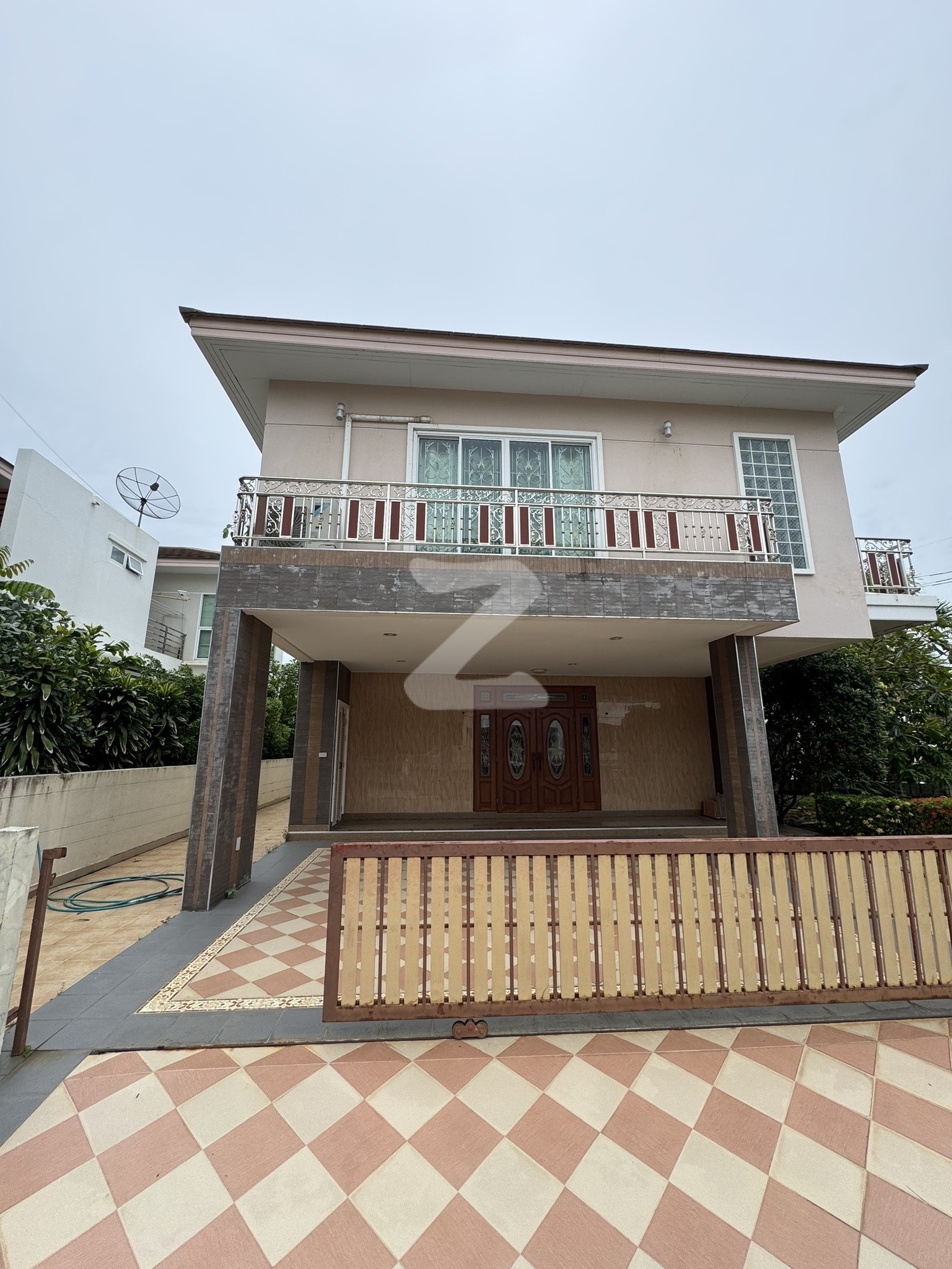 เจ้าของขายเอง (ซื้อไว้เป็นบ้านพักตากอากาศ)  The Grand Casa อ่างศิลา บ้านเดี่ยว 2 ชั้นหลังมุม  ขนาด : เนื้อที่ ที่ดิน 96.5 ตร.ว. : เจ้าของขายเอง (งดรับนายหน้า)