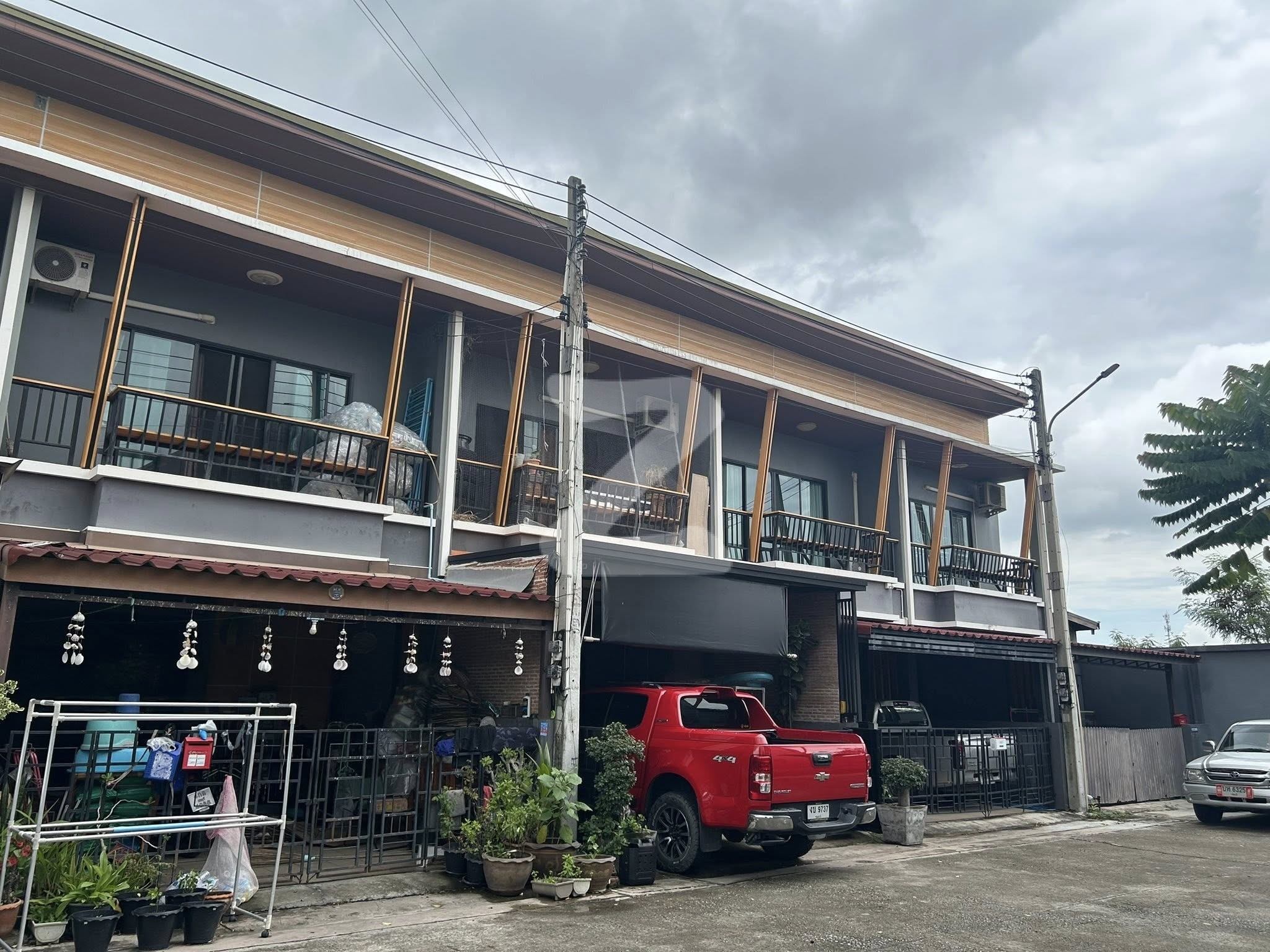ทาวน์โฮม 2 ชั้น   ติดถนนใหญ่  ราคา 1.8 ล้าน  ซอย8   🏠 หมู่บ้านสยามไอยรา รีสอร์ต  บ้านบึง                                  : เจ้าของขายเอง (งดรับนายหน้า)