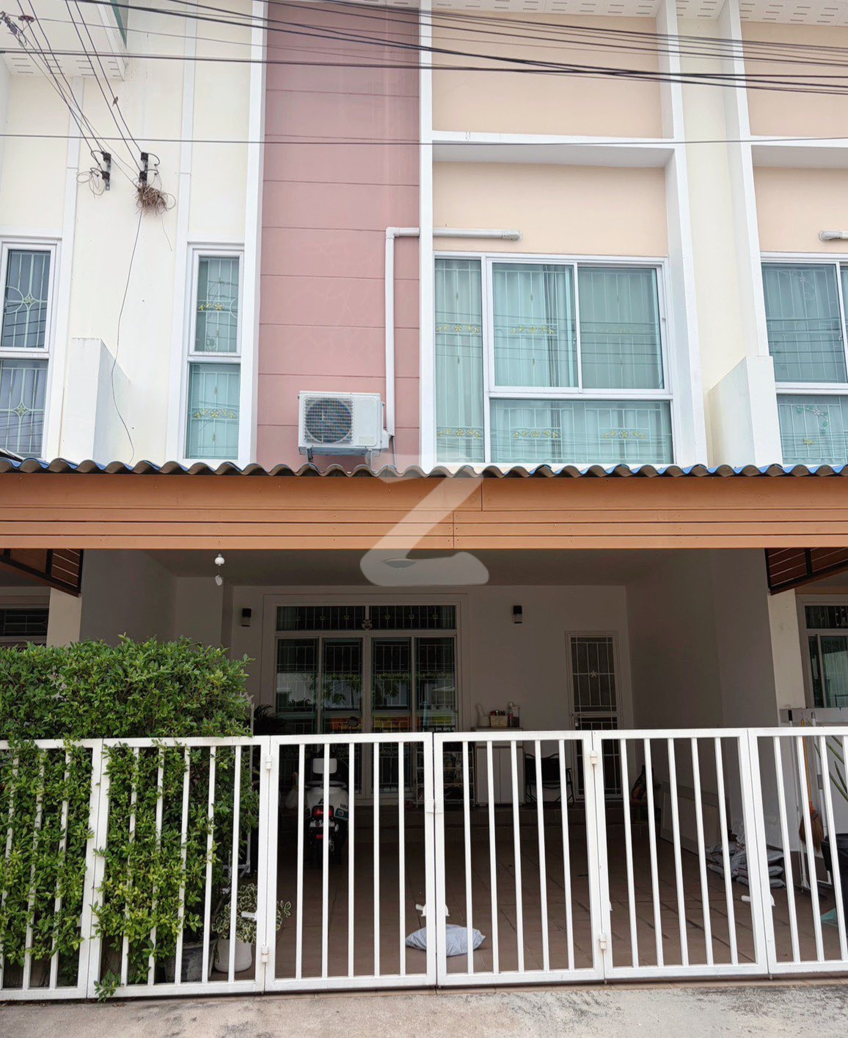 ขายบ้านทาวน์โฮม! 🏡#หมู่บ้านบุษบา เขาดิน-สวนเสือ ชลบุรี จุดเด่น: หน้าบ้านไม่ชนใคร                    : เจ้าของขายเอง (งดรับนายหน้า)