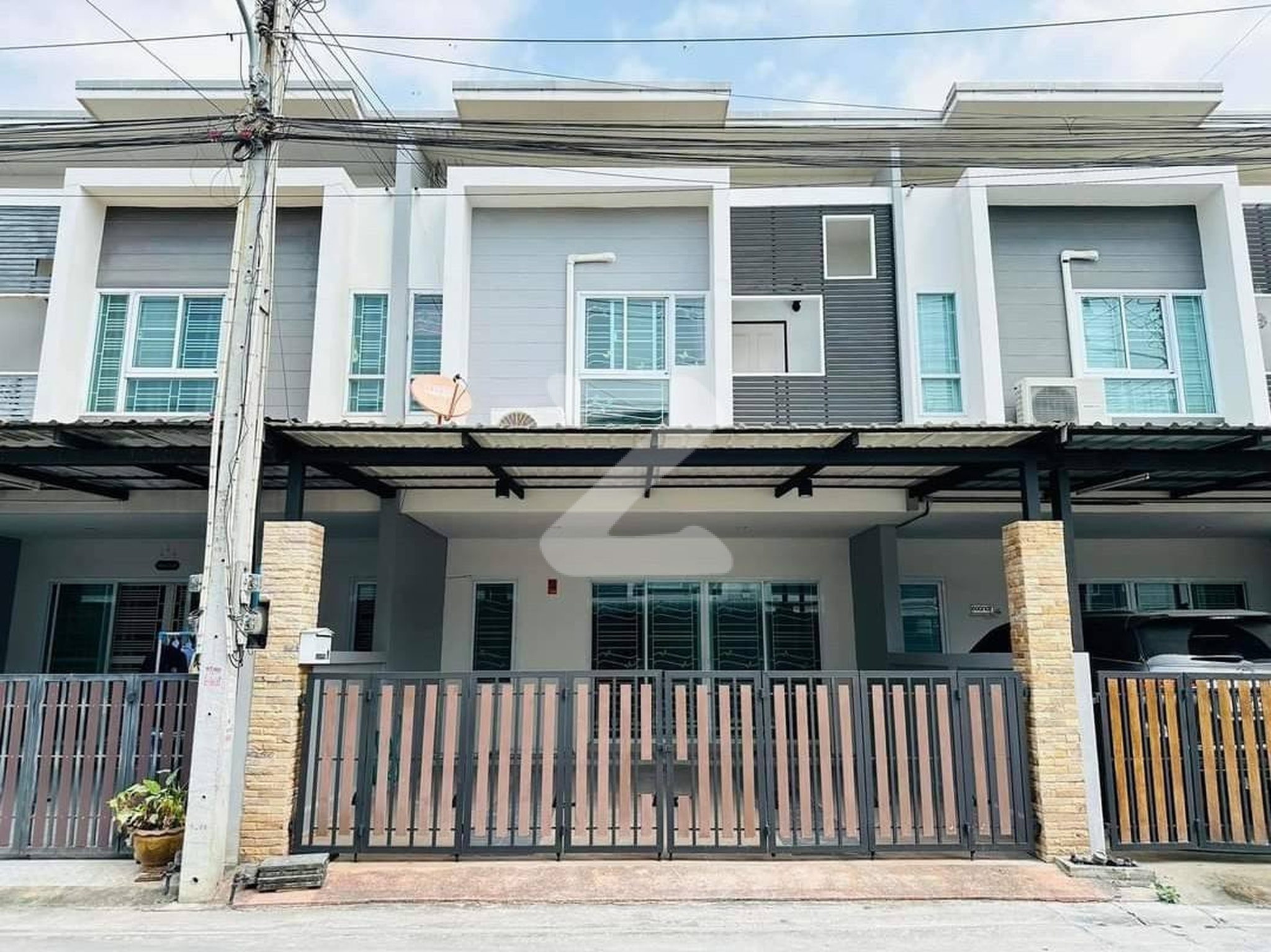 หมู่บ้านอรินสิริ@สุขุมวิท ทาวน์โฮม 4 ห้องนอน 3 ห้องน้ำ                                         : เจ้าของขายเอง (งดรับนายหน้า)