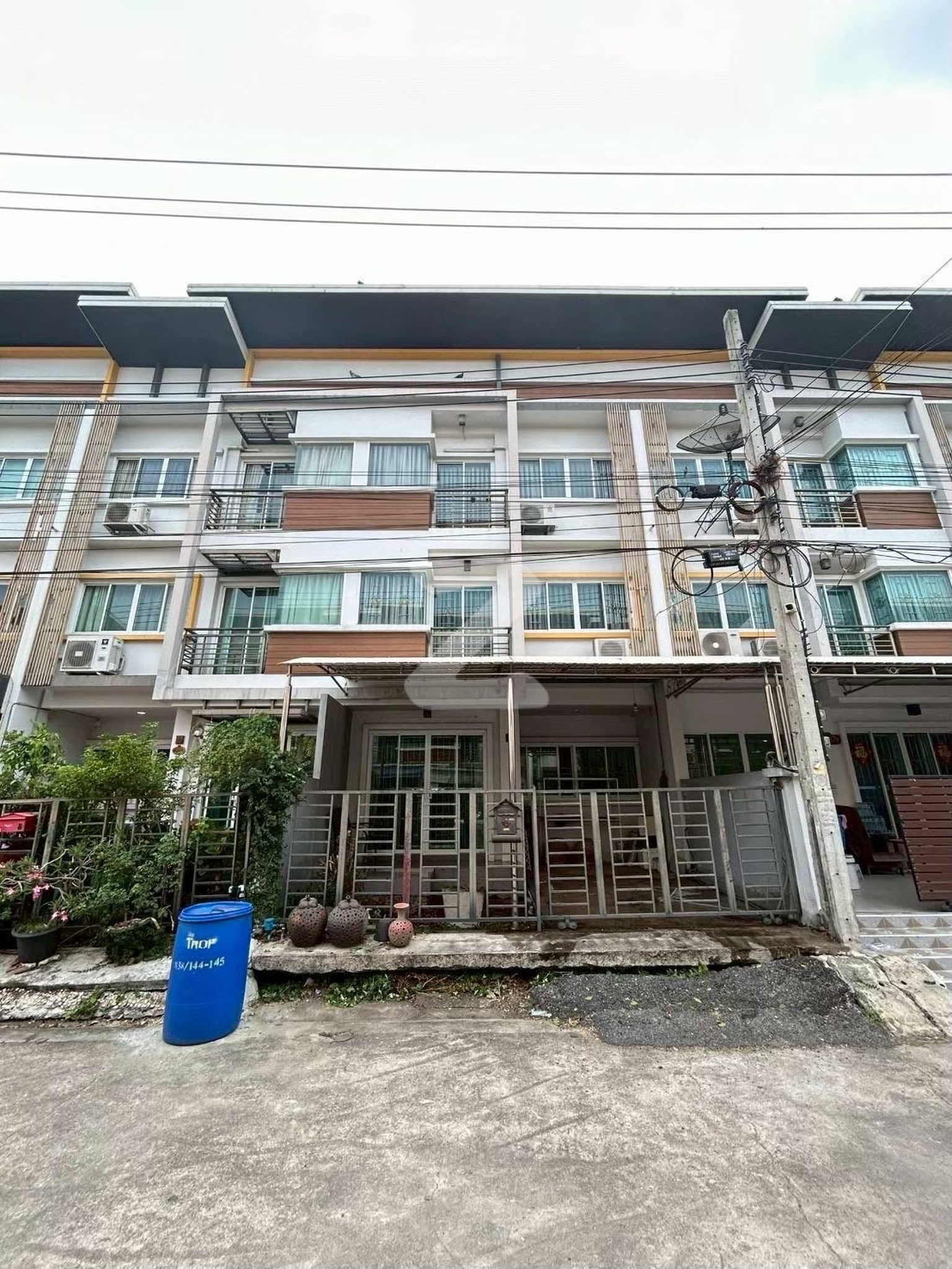 หมู่บ้าน The Trop1 ลาดกระบัง-สุวรรณภูมิ  ถนนหลวงแพ่ง เขตลาดกระบัง กรุงเทพฯ บ้านอยู่หลังต้นๆ  ถนนหน้าบ้านกว้างค่ะ : เจ้าของขายเอง (งดรับนายหน้า)