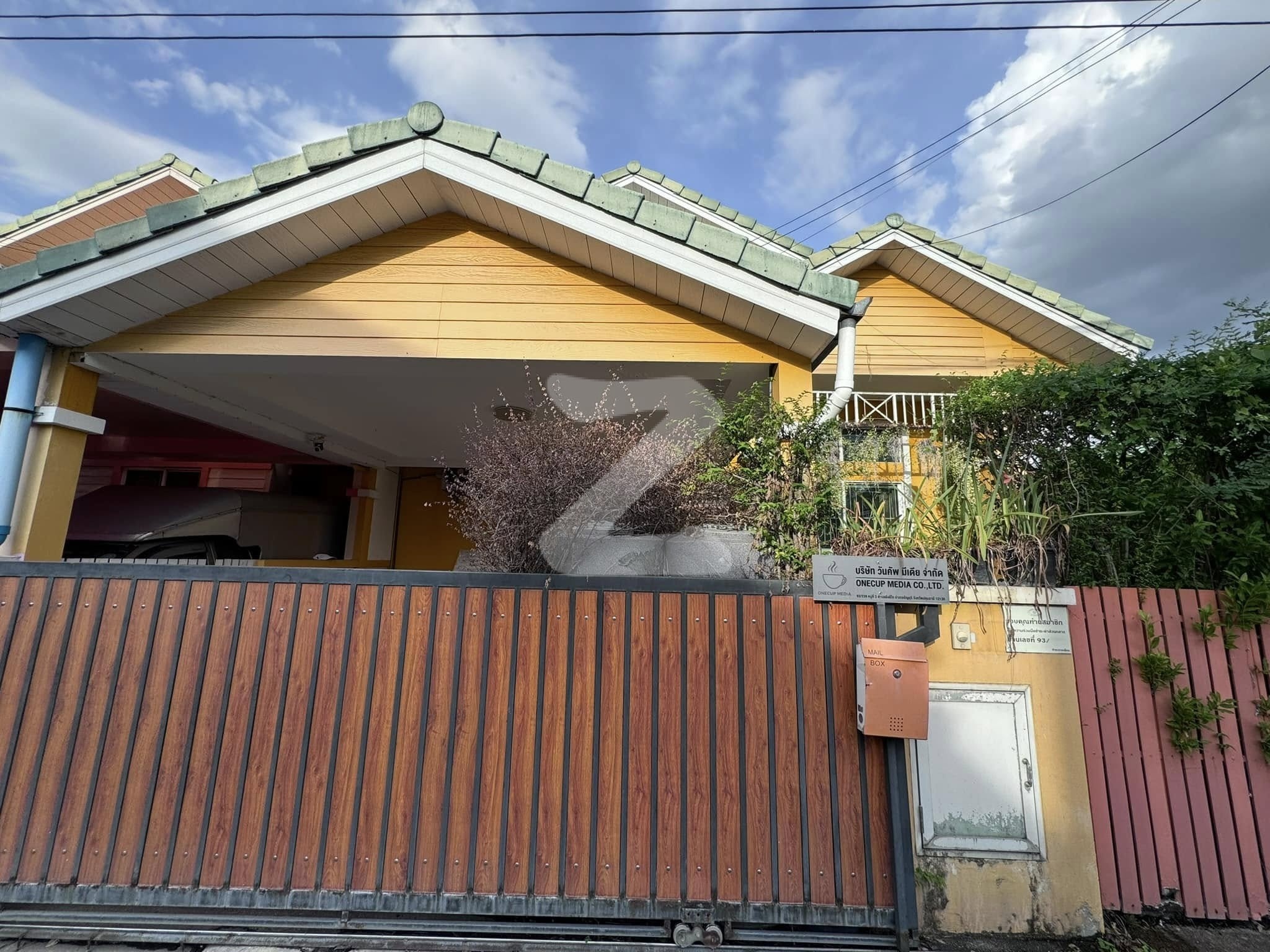 ขายด่วนบ้านแฝดหลังมุม 2.3ล้าน (พร้อมเฟอร์นิเจอร์) เนื้อที่ 42ตรว. หมู่บ้านสินทรัพย์ 2 รังสิต-นครนายก คลอง4 หิ้วกระเป๋า พร้อมเข้าอยู่ได้เลย  : เจ้าของขายเอง (งดรับนายหน้า)