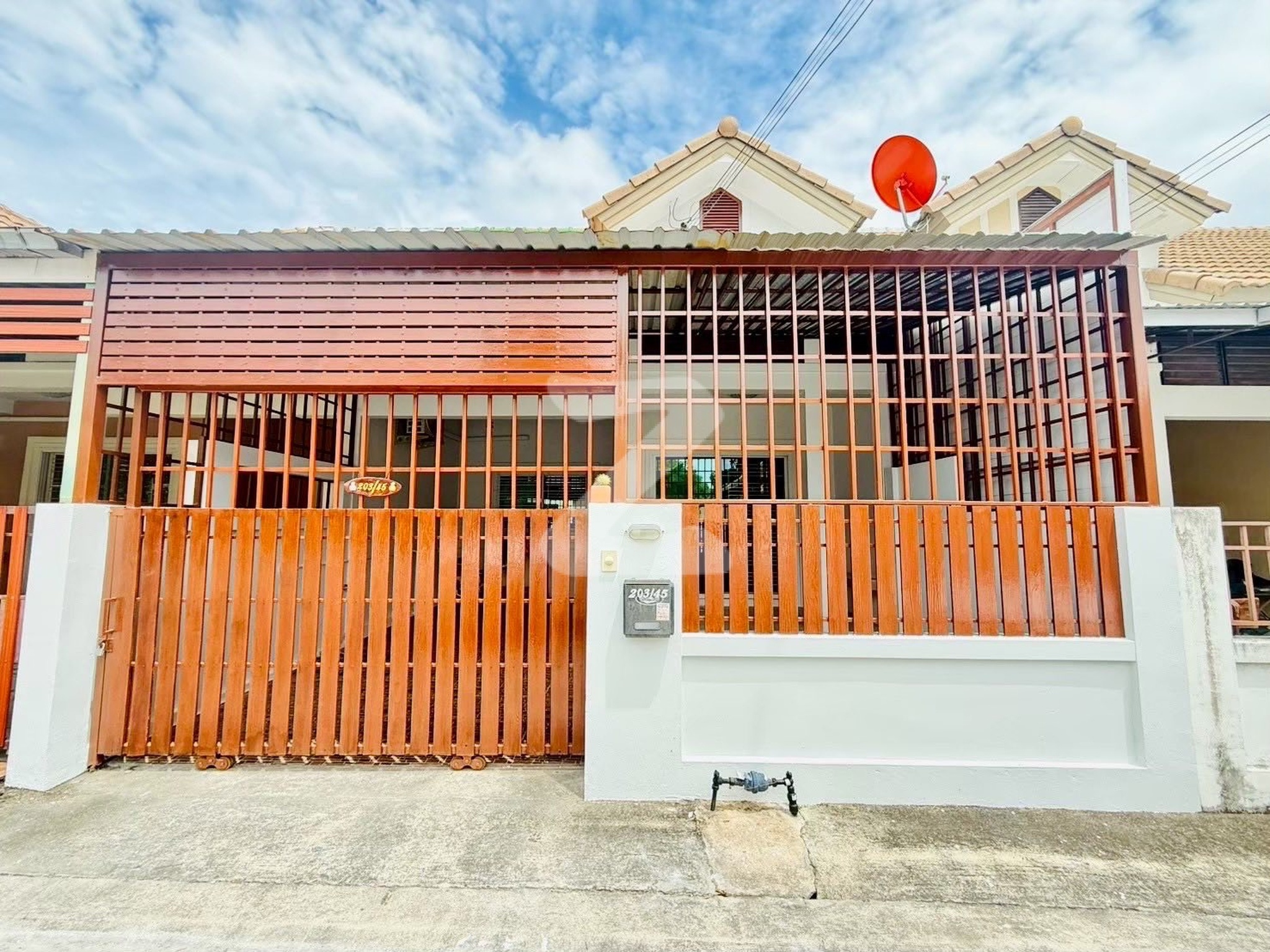 🏡 ขายบ้านพร้อมผู้เช่า ทำเล ม.เกษตร-แหลมฉบัง (เจ้าของบ้านขายเองครับ)  หมู่บ้านเซ็นสิริทาวน์ แหลมฉบัง เฟส 1   บ้านพร้อมอยู่ รีโนเวทเรียบร้อย : เจ้าของให้เช่าเอง (งดรับนายหน้า)