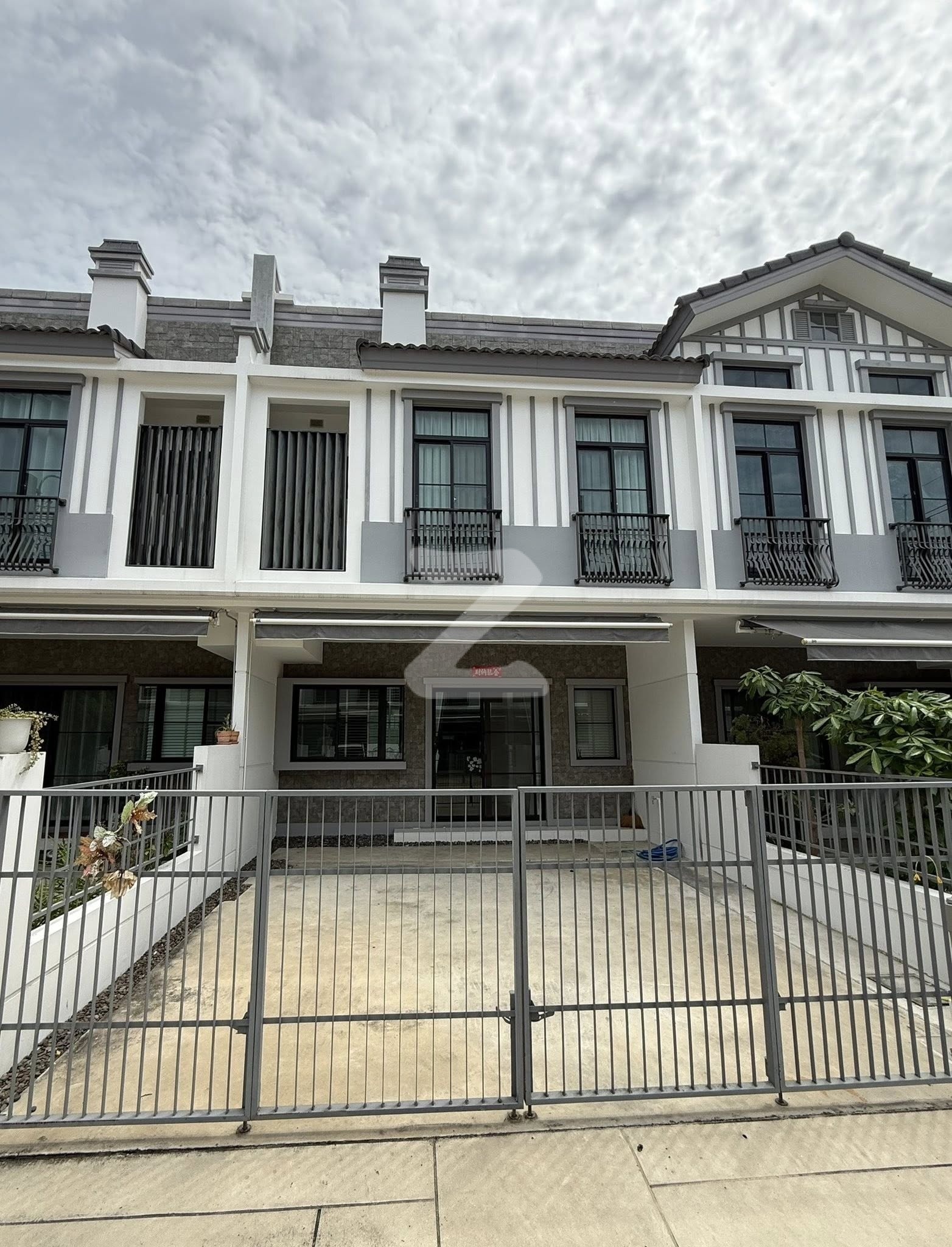 Owner post Fully Furnished Townhome for Rent at Indy 5 bangna Km7 (40,000baht per Month) Location: On Bangna Road Km7 next to Mega Bangna : เจ้าของให้เช่าเอง (งดรับนายหน้า)