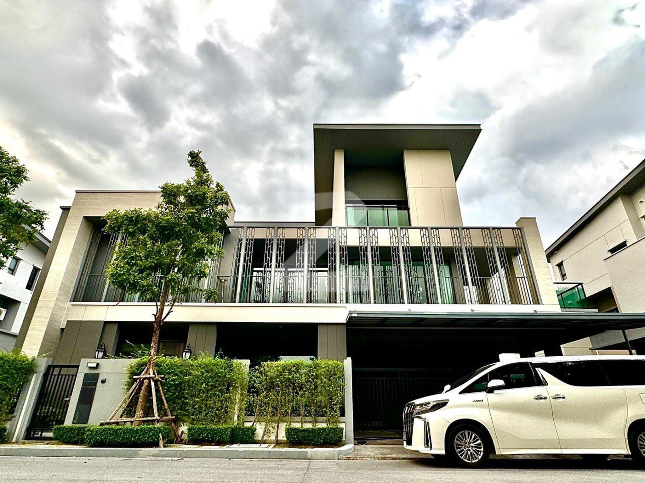 🏡 ขายด่วน💥💥ขายขาดทุน❗️ คฤหาสน์หรู​ 3 ชั้น โครงการแกรนด์ บางกอก บูเลอวาร์ด อีสต์ พระราม 9 (Grand Bangkok Boulevard East Rama 9)   : เจ้าของขายเอง (งดรับนายหน้า)