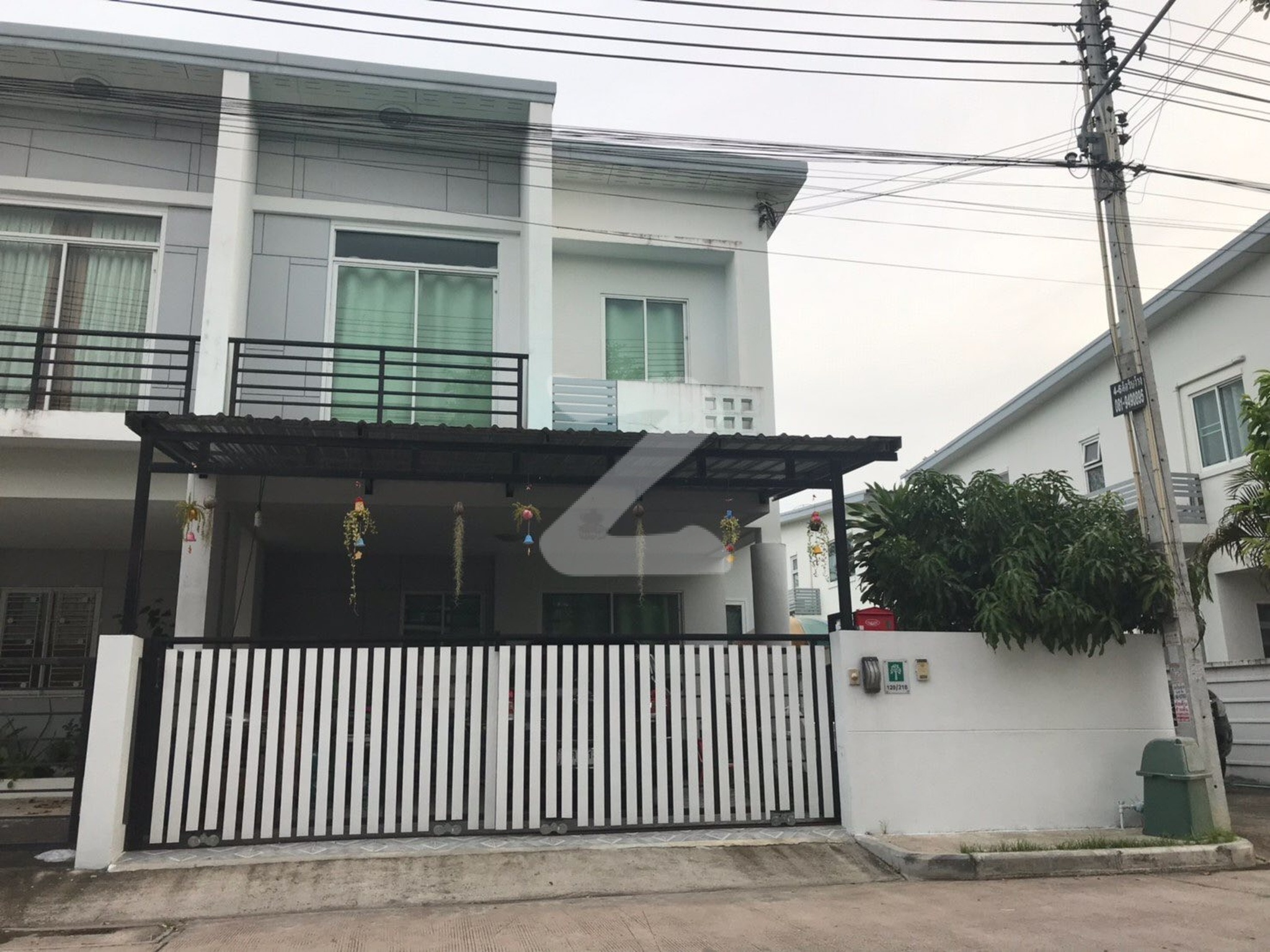 ขายทาวน์โฮม เดอะทรี ศรีราชา บ้านพร้อมอยู่ เนื้อที่ 32 ตร.ว. 3 ห้องนอน 3 ห้องน้ำ พื้นที่ใช้สอยเยอะ ทำเลดีเดินทางสะดวก ใกล้มอเตอร์เวย์   : เจ้าของขายเอง (งดรับนายหน้า)