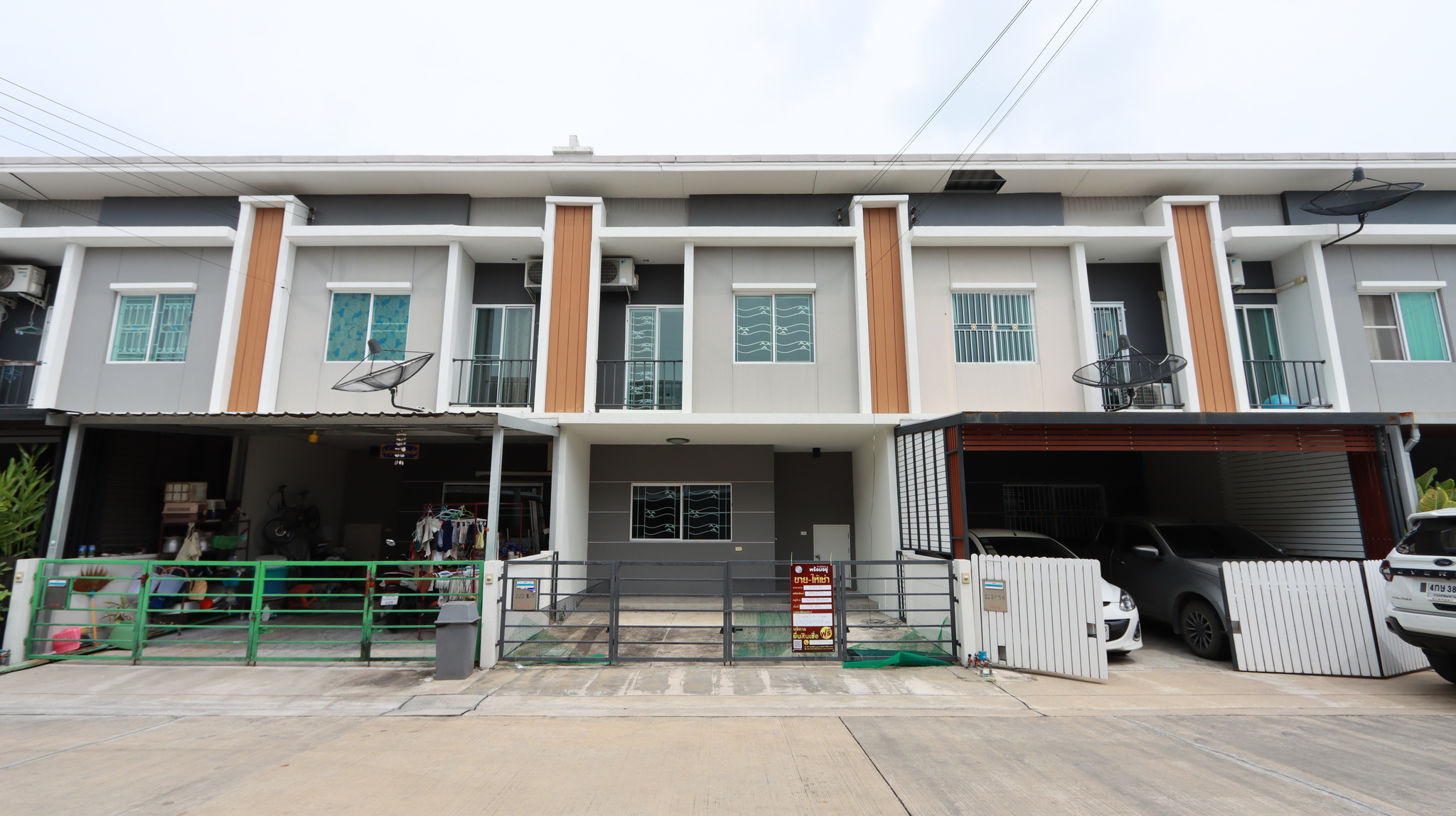 ทรัพย์สถาบันโดย JAM ทาวน์เฮาส์ The Pleno ศรีนครินทร์ (De Ville Srinakarin)