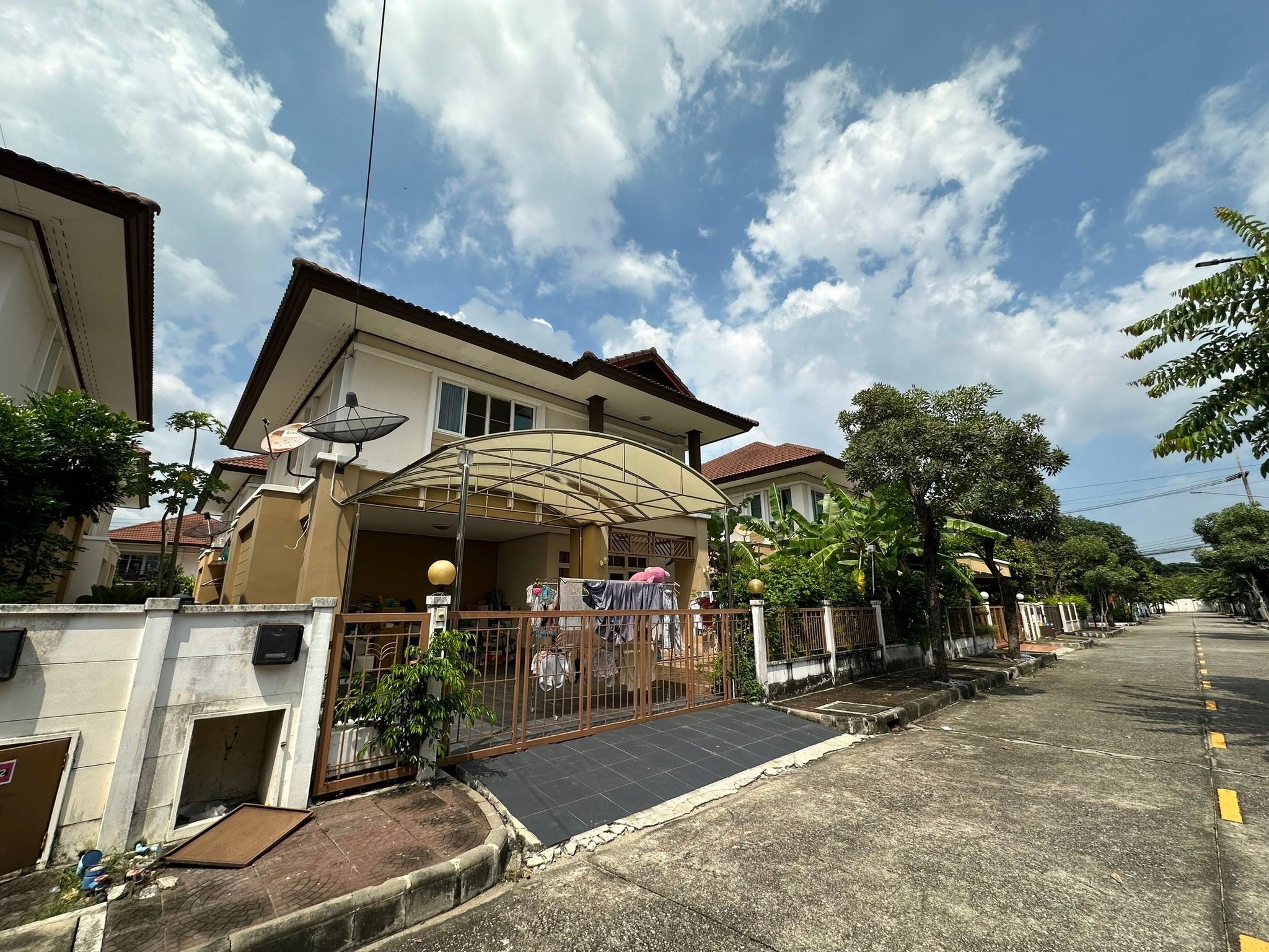 ทรัพย์สถาบันโดย JAM บ้านเดี่ยว เสริฐศิริ (Sertsiri)