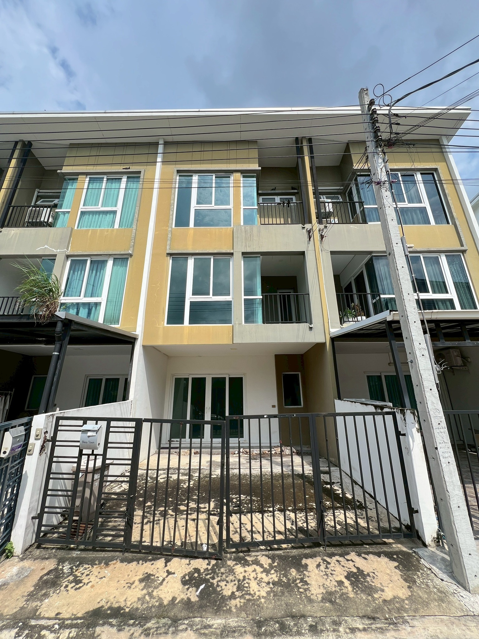 ทรัพย์สถาบันโดย JAM ทาวน์เฮาส์ เบล็สทาวน์ ศรีนครินทร์-หนามแดง (Bless Town Srinakarin-Namdang)