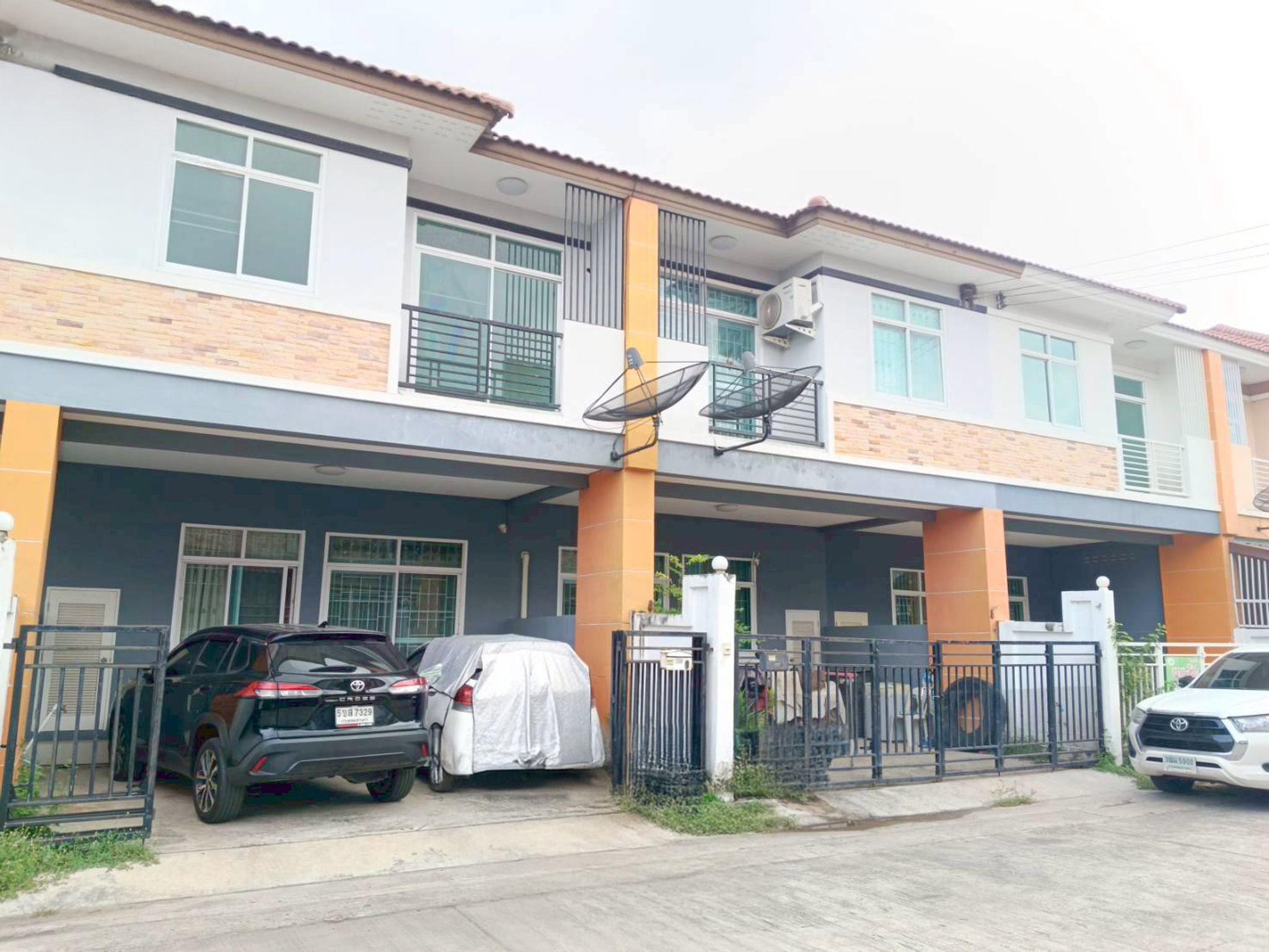 ทรัพย์สถาบันโดย JAM ทาวน์เฮาส์ หมู่บ้านทรัพย์รุ่งเรืองซิตี้ 2 (Sap Rung Ruang City 2 Amata-Pantong)