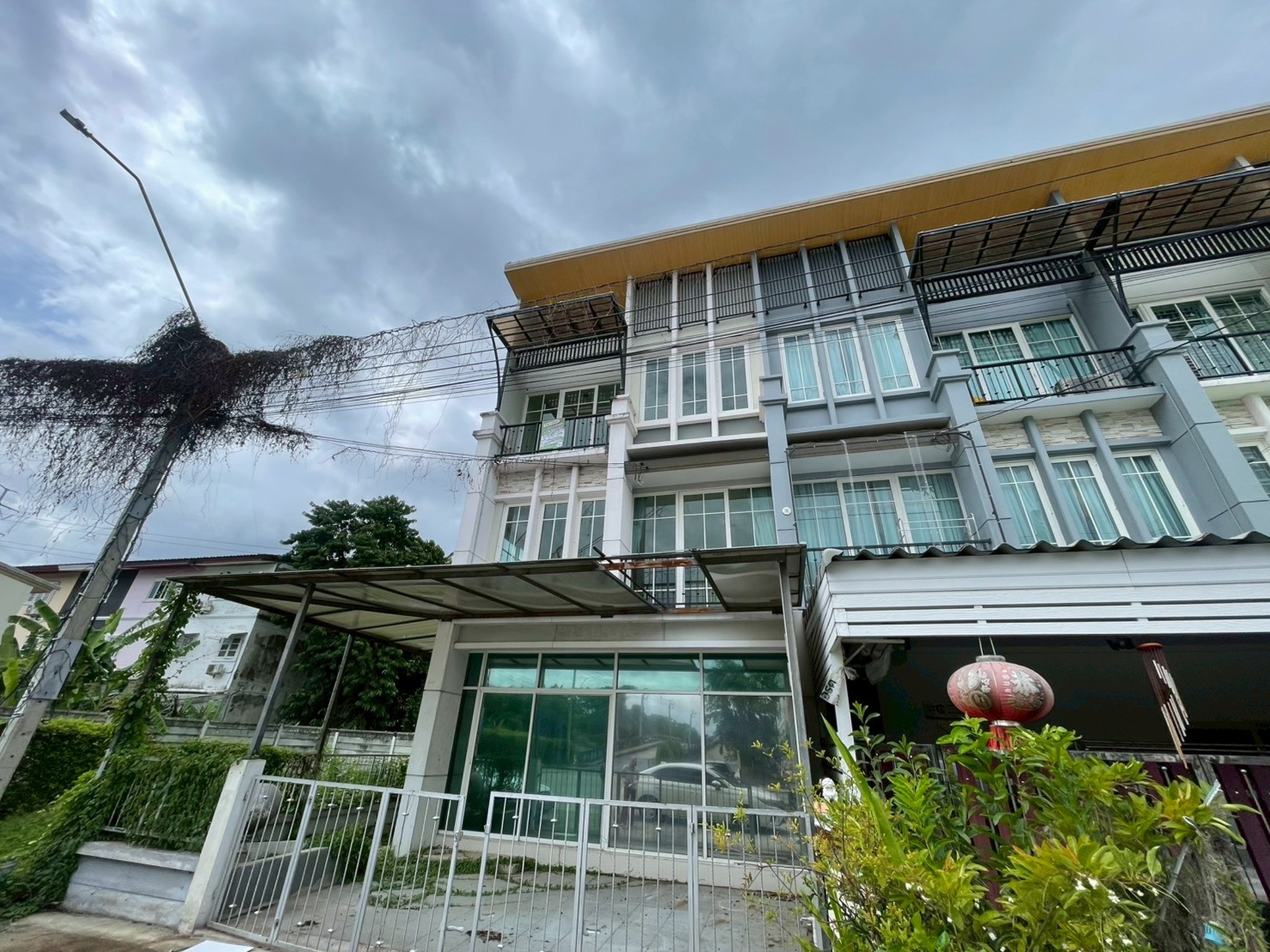 ทรัพย์สถาบันโดย JAM ทาวน์เฮาส์ โกลเด้น ซิตี้ ปิ่นเกล้า-จรัญสนิทวงศ์ (Golden City Pinklao-Charansanitwong)
