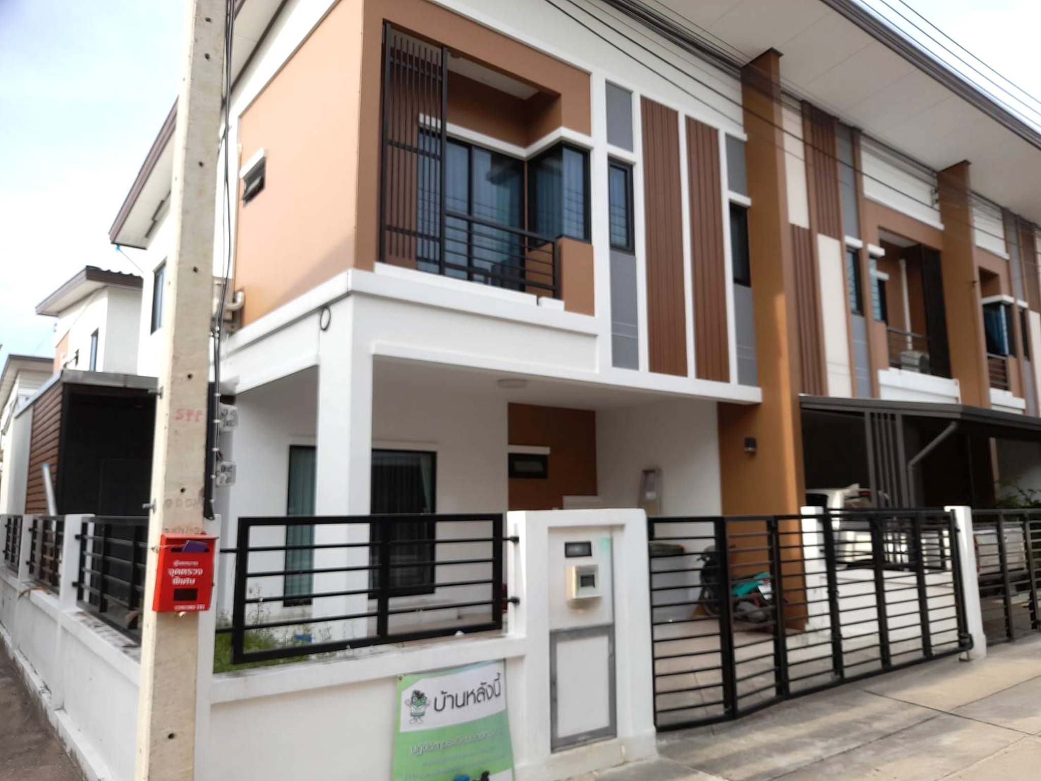 ทรัพย์สถาบันโดย JAM ทาวน์เฮาส์ บ้านฟ้าทาวน์นี่ ปิ่นเกล้า-สาย 5 (Baan Fah Townee Pinklao-Sai 5)