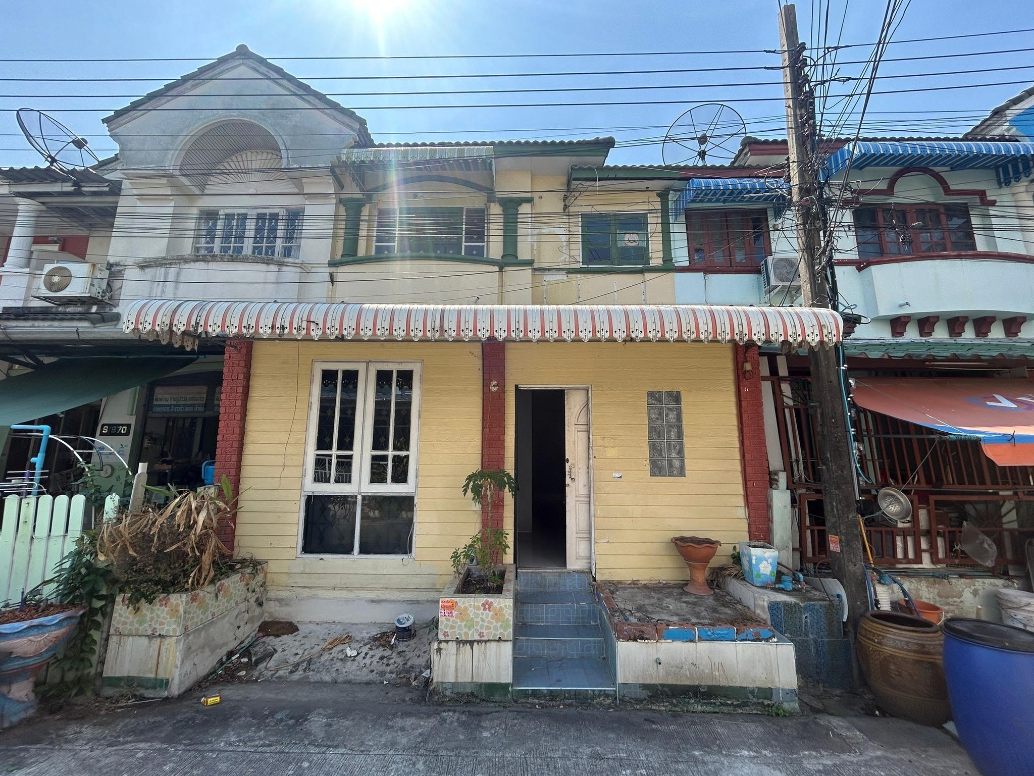 ทรัพย์สถาบันโดย JAM ทาวน์เฮาส์ หมู่บ้านลัลลี่วิลล์ (Lally Ville Srinakarin-Teparak)