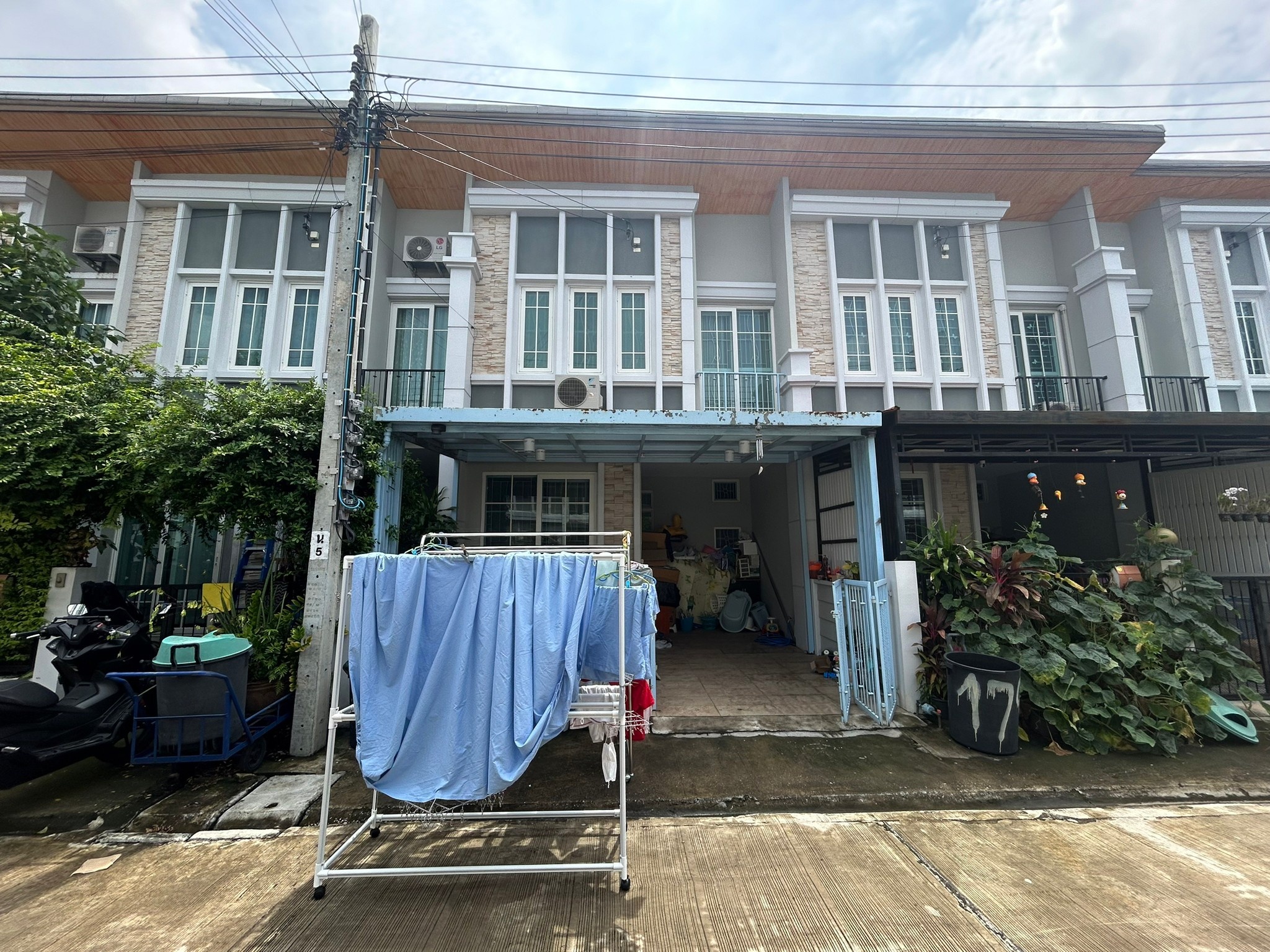 ทรัพย์สถาบันโดย JAM ทาวน์เฮาส์ โกลเด้น ทาวน์ วิภาวดี-แจ้งวัฒนะ (Golden Town Vibhavadi-Chaengwattana)