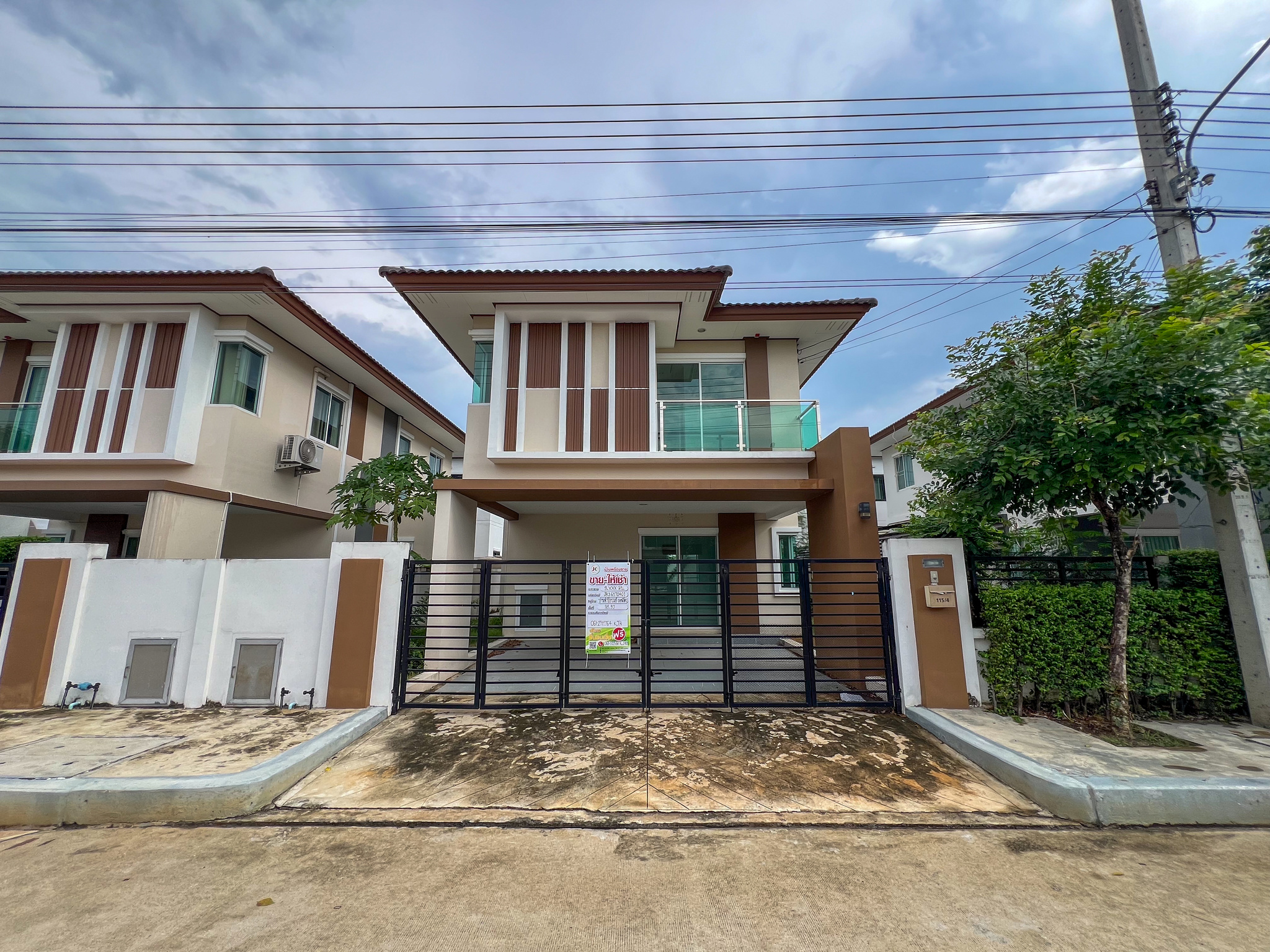 ทรัพย์สถาบันโดย JAM ทาวน์เฮาส์ บ้านฟ้าปิยรมย์ เทนโดร (Baanfah Piyarom Tendro Wongwaen-Lumlukka Klong 6)