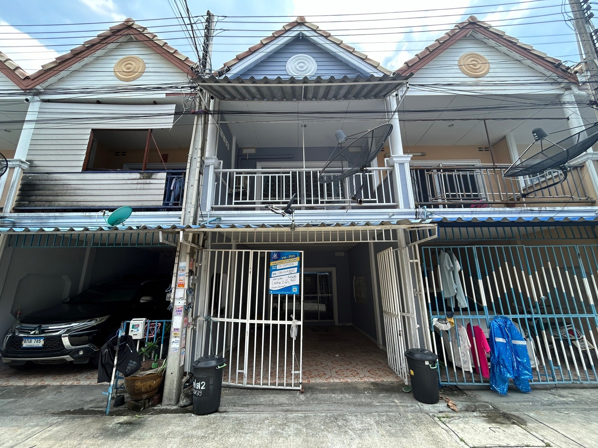 ทรัพย์สถาบันโดย JAM ทาวน์เฮาส์ อีสแลนด์แอนเฮาส์ (East Land and House)