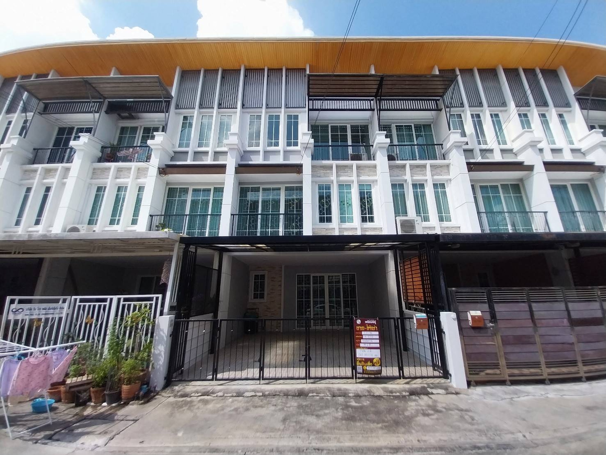 ทรัพย์สถาบันโดย JAM ทาวน์เฮาส์ โกลเด้น ทาวน์ เกษตรนวมินทร์ (Golden Town Kaset Nawamin)