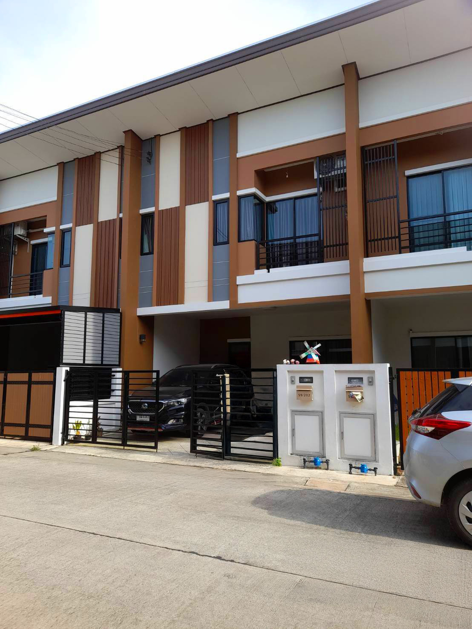 ทรัพย์สถาบันโดย JAM ทาวน์เฮาส์ บ้านฟ้าทาวน์นี่ ปิ่นเกล้า-สาย 5 (Baan Fah Townee Pinklao-Sai 5)