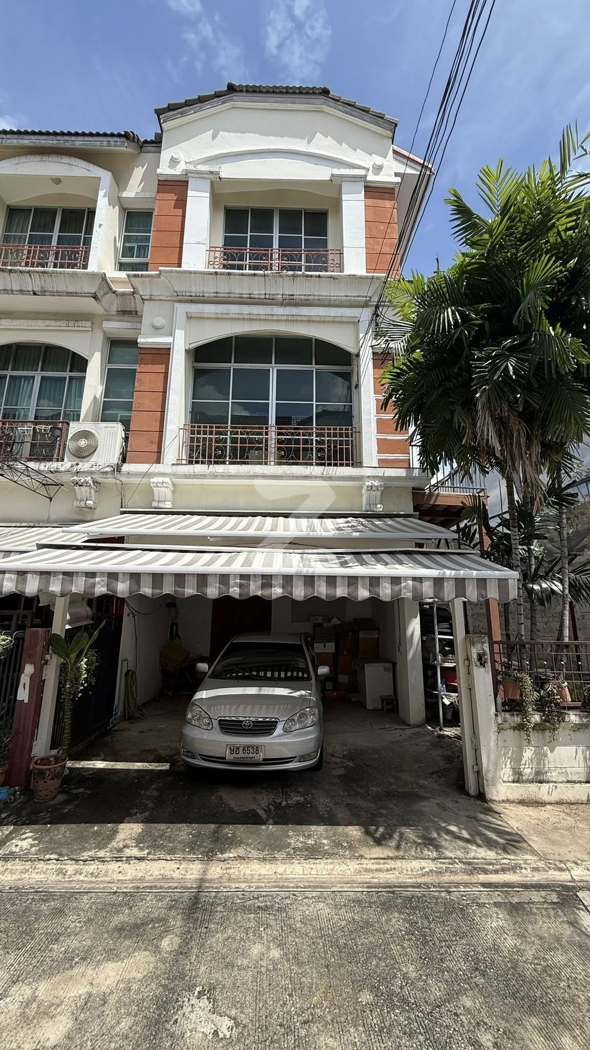 Owner post บ้านหลังมุม มุม บ้านกลางเมือง รัชดาลาดพร้าว 400 เมตร สายสีเหลืองแอร๋ยย บ้านหลังมุม เลิศ ไม่ติดใครด้วยนะ : เจ้าของขายเอง (งดรับนายหน้า)