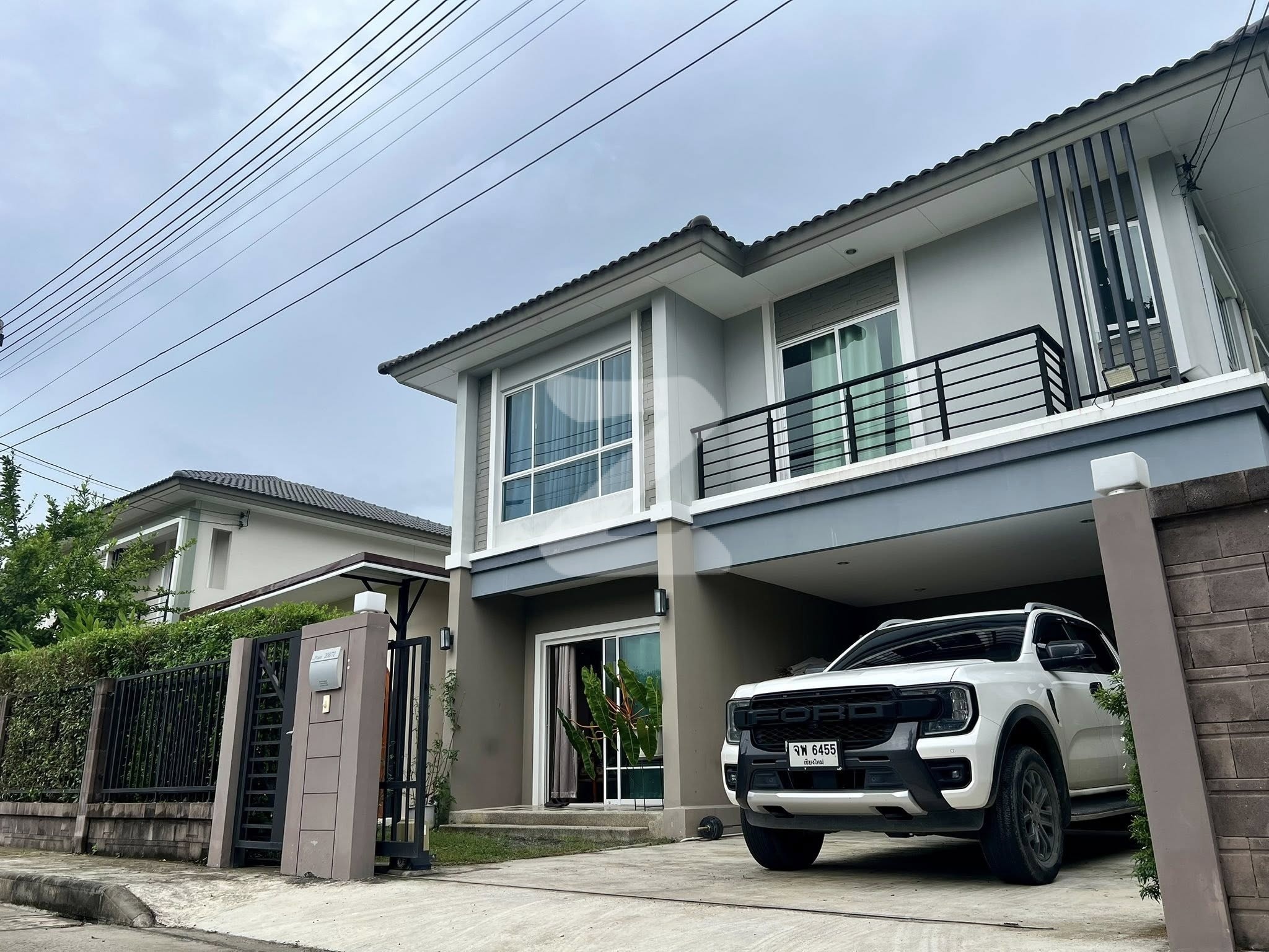 บ้าน 2 ชั้น ในหมู่บ้าน เดอะแพลนท์ พฤกษา ต้นเปา ต่อเติมด้านข้างเป็นออฟฟิตร้านสไตล์มินิมอล สามารถเปิดร้านทำกิจการต่างๆได้เลย มีสวนสาธารณะ  : เจ้าของขายเอง (งดรับนายหน้า)