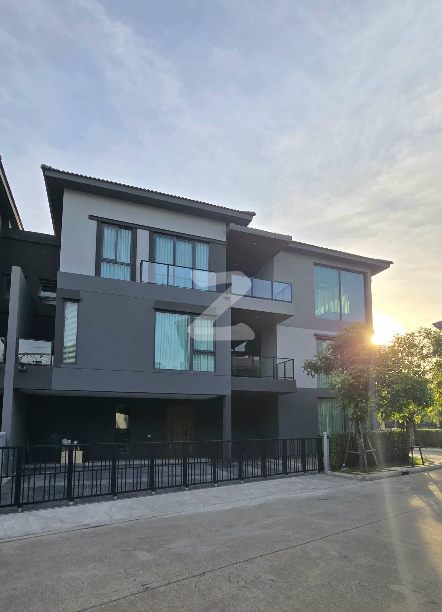ให้เช่าบ้านหรู "บ้านกลางเมือง ดิอิดิชั่น บางนา" สามชั้น พร้อมลิฟท์ และ Lounge ชั้น Penthouse ส่วนตัว (เจ้าของโพสเอง) : เจ้าของให้เช่าเอง (งดรับนายหน้า)