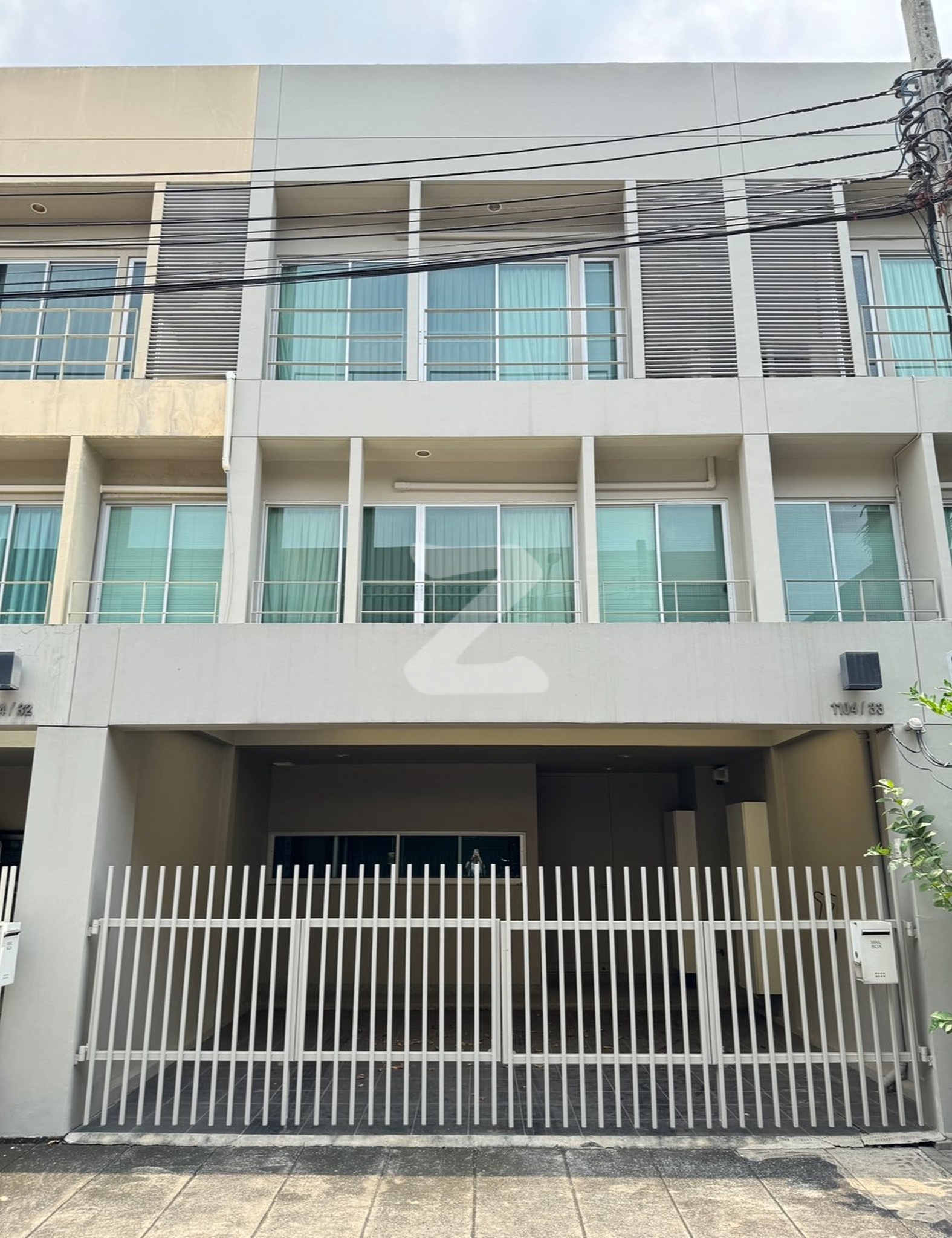 เจ้าของให้เช่าบ้านเอง บ้านทาวน์เฮ้าส์ 3 ชั้น  ทำเลดี อยู่ตรงข้ามคลับเฮ้าส์ อยู่ซอย 1/1 ในซอยมีอยู่ไม่กี่ยูนิต   : เจ้าของให้เช่าเอง (งดรับนายหน้า)